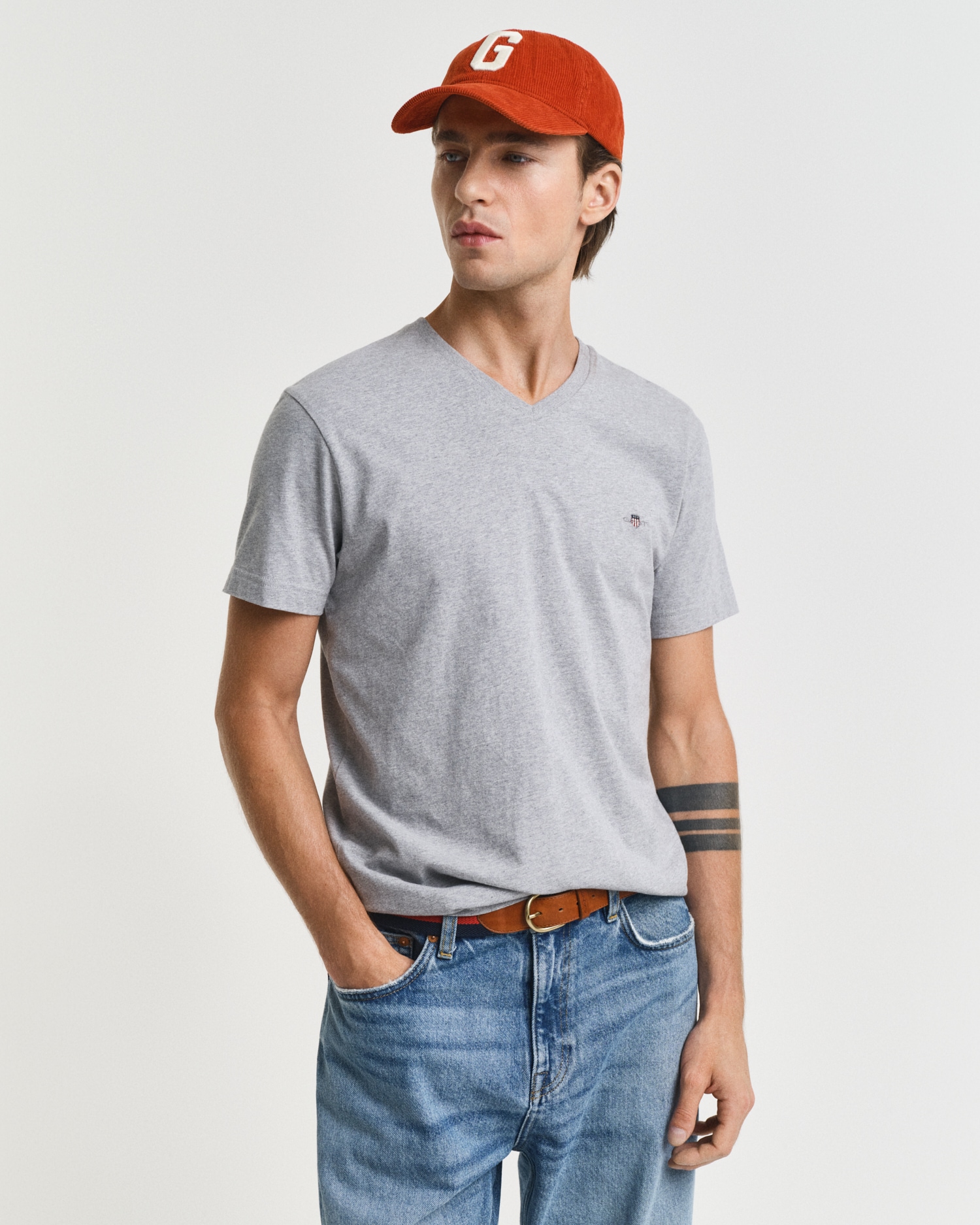 Gant T-Shirt »SLIM SHIELD V-NECK T-SHIRT«, mit einer kleinen Logostickerei auf der Brust