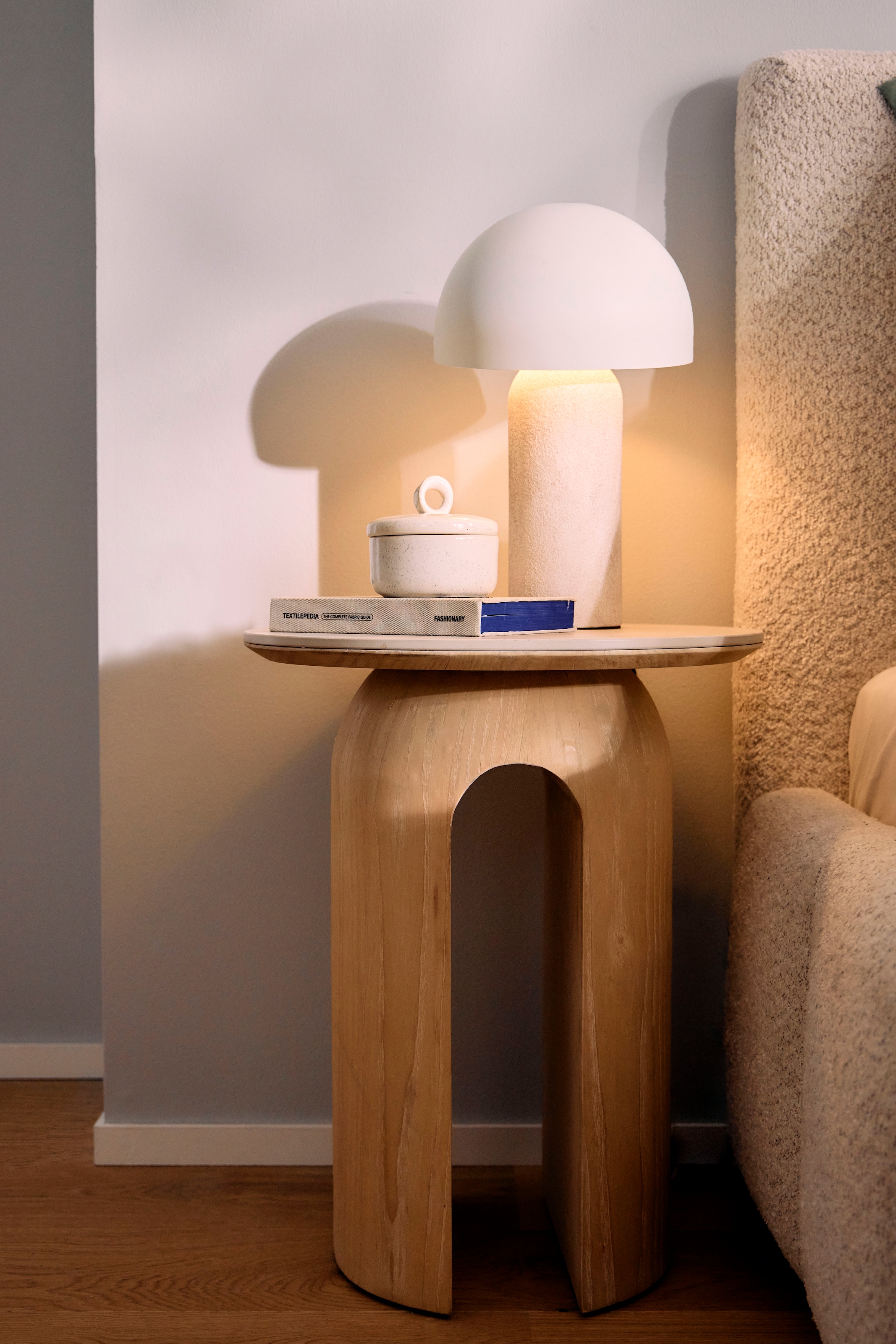 homsy by Ana Johnson Beistelltisch »Laysy« Holzdesign aus Esche, U-Form, Keramik Tischplatte, Breite 45 cm