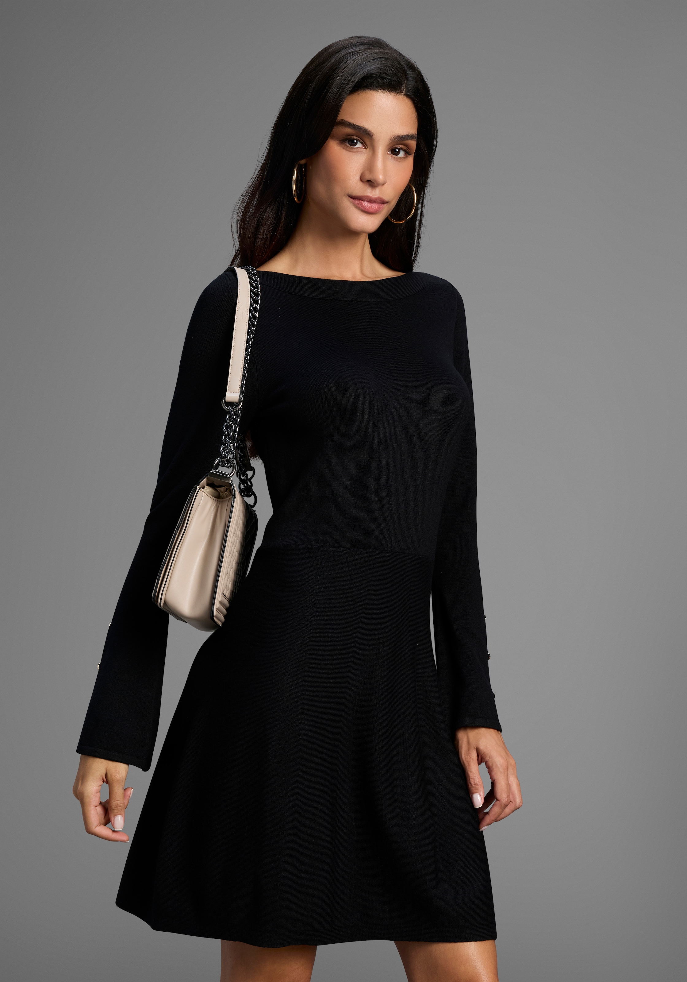 Laura Scott Strickkleid, in ausgestellter Mini-Form mit Zierknöpfen - NEUE KOLLEKTION