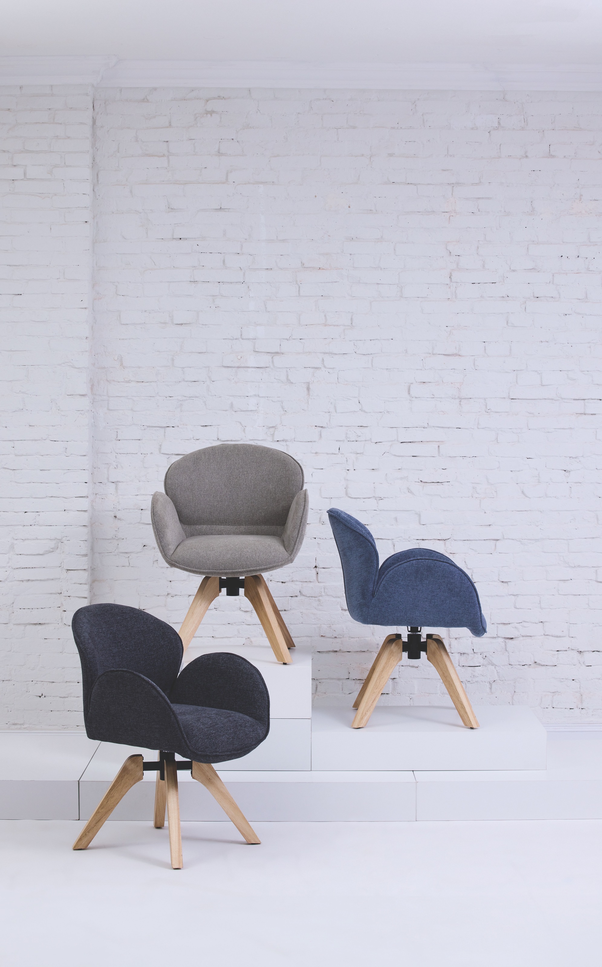 TOM TAILOR HOME Armlehnstuhl »WINGS ARMCHAIR«, (Set), 2 St., Chenille, mit Armlehnen, drehbar, Rückholfunktion, Massivholzgestell