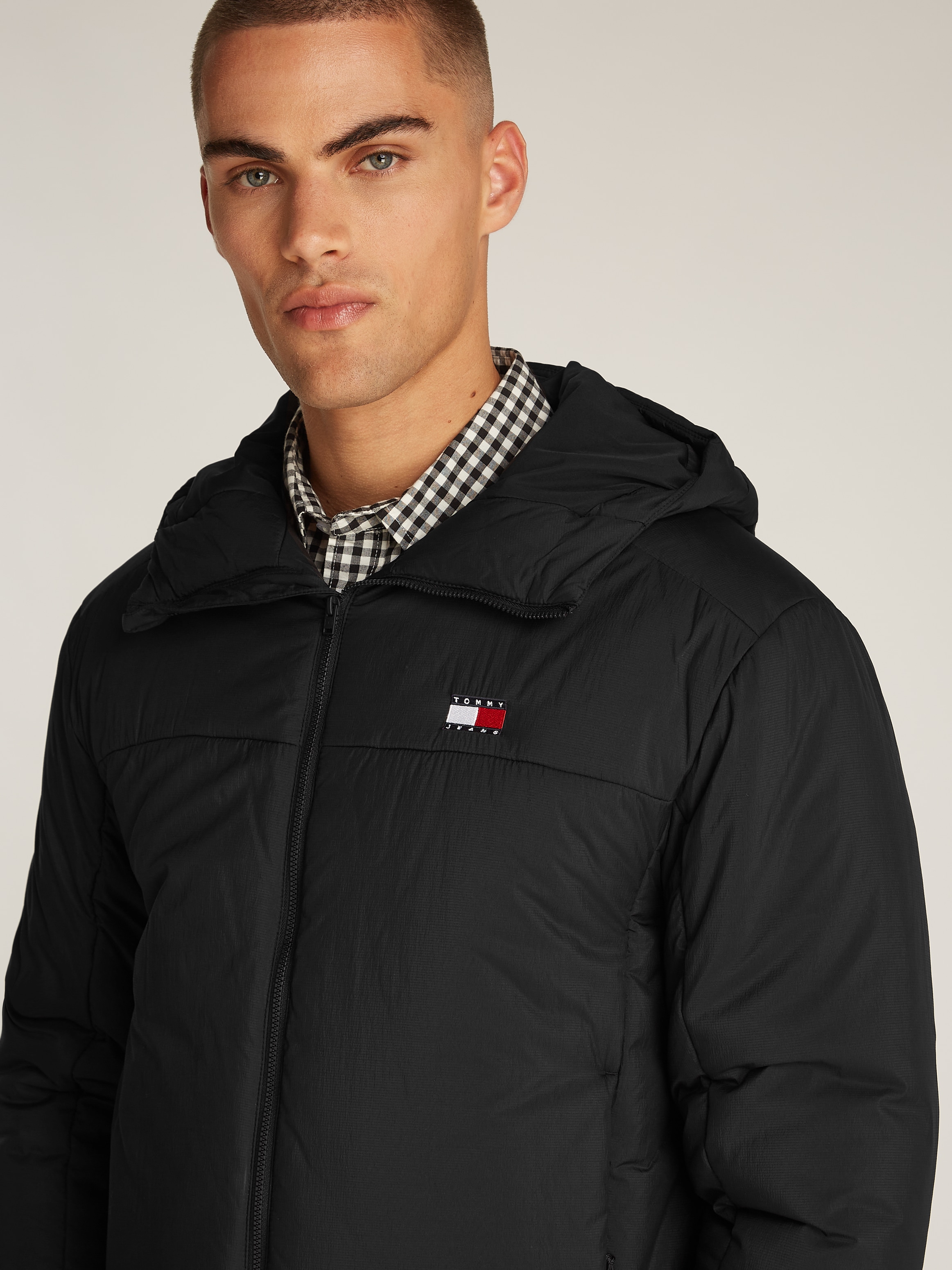 Tommy Jeans Kurzjacke »TJM LT POLY JACKET EXT«, mit Kapuze, mit Logostickerei