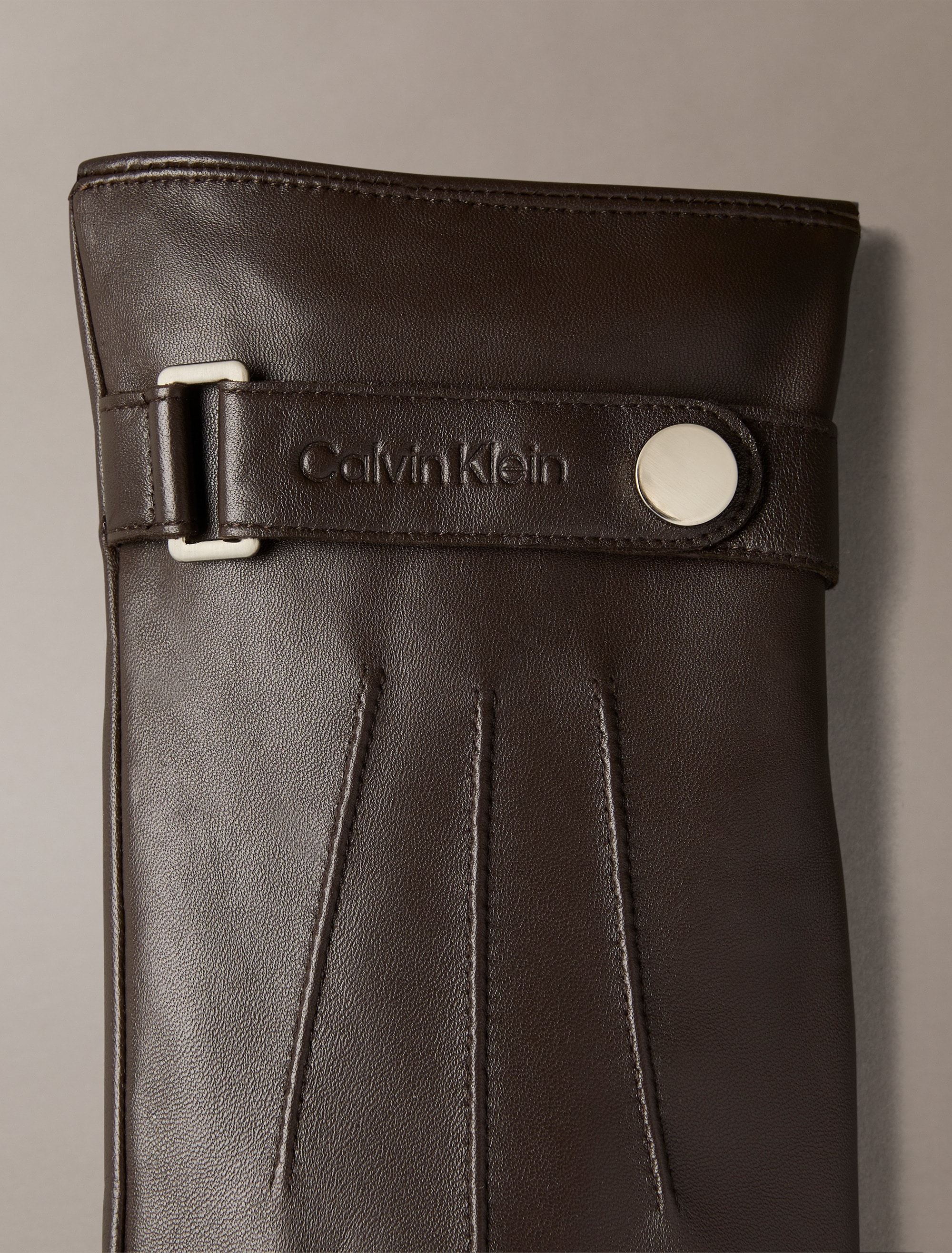 Calvin Klein Jeans Lederhandschuhe »LOGO STRAP SMOOTH LEATHER GLOVES« Perfekt für den Alltag