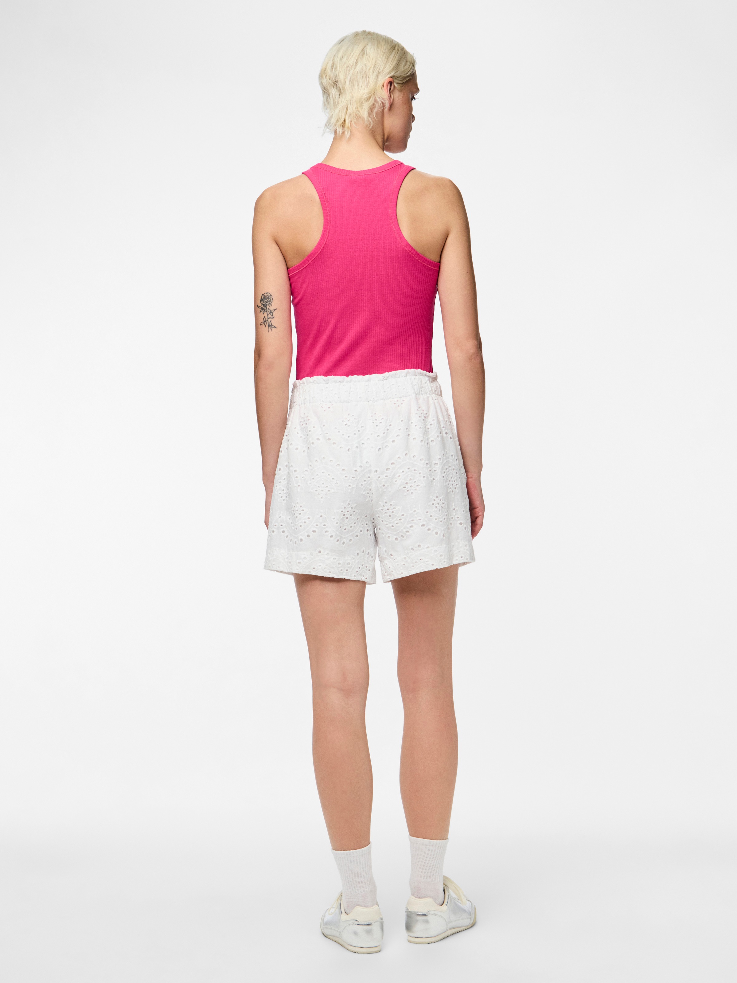 pieces Shorts »PCVILDE MW SHORTS WVN NOOS«  mit Lochstickerei