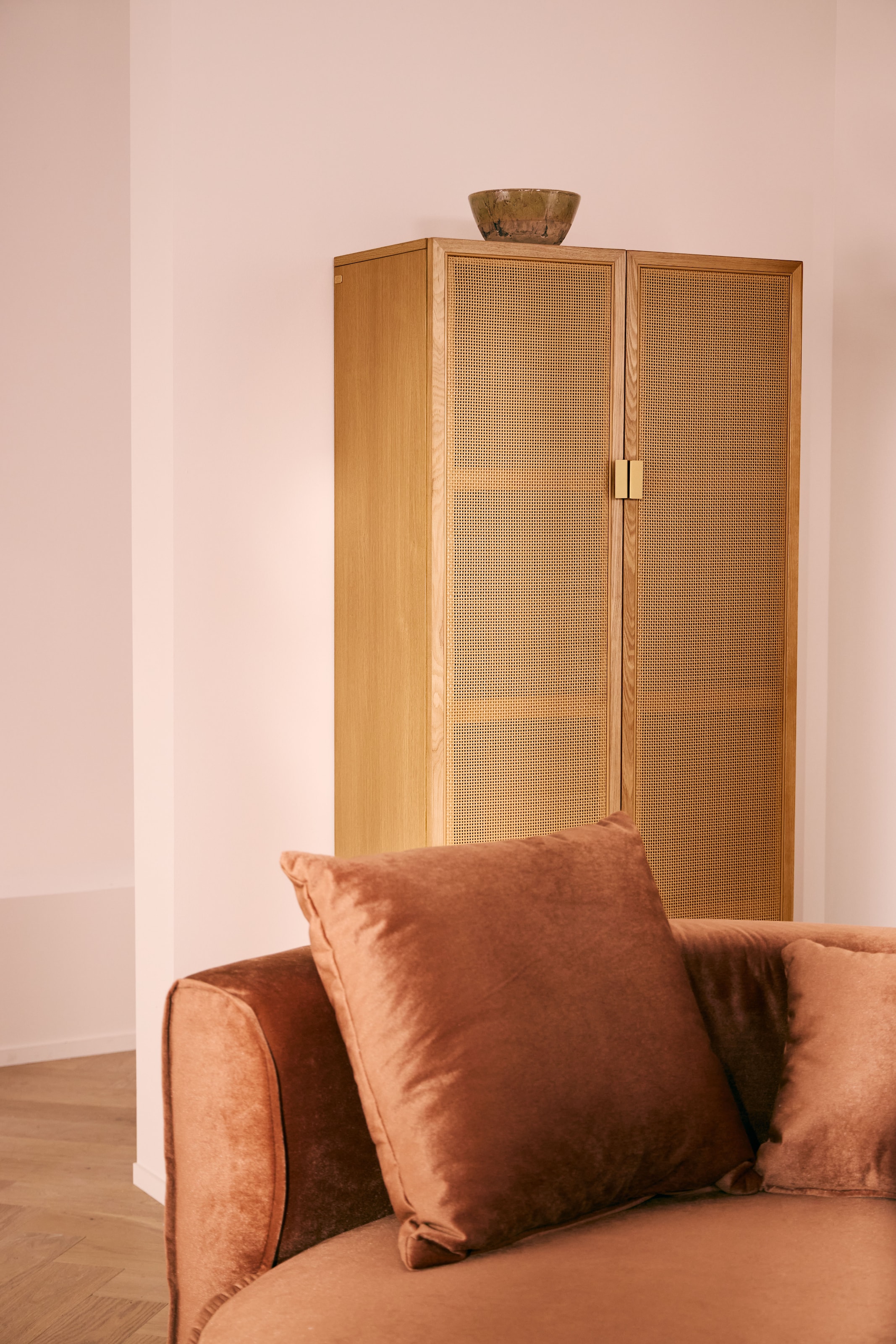 LeGer Home by Lena Gercke Highboard »Lina« Kommode, Melaminoberfläche,  Mit Rattan Einsatz, 4 Innenfächer, teilmassiv
