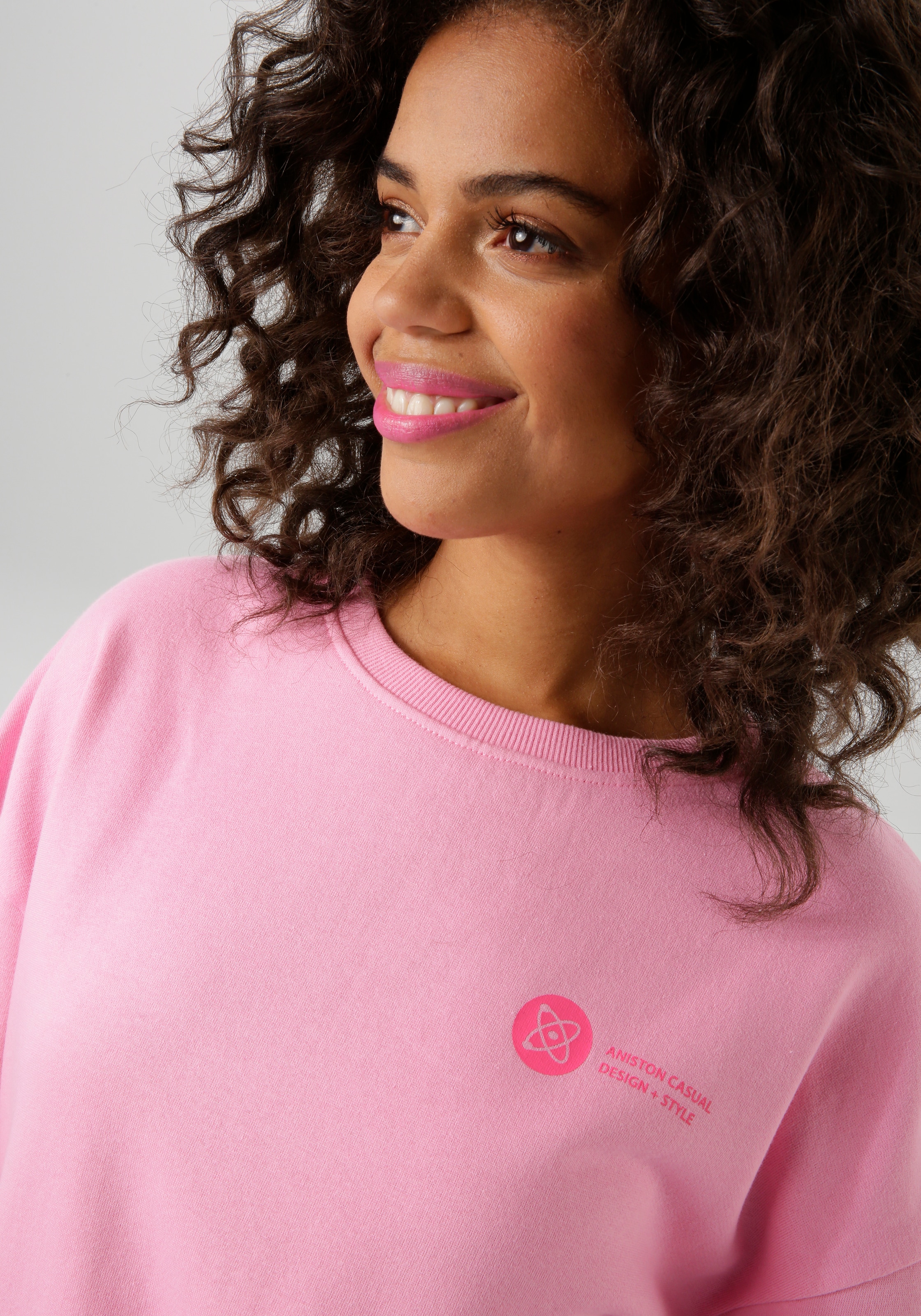 Aniston CASUAL Sweatshirt, hinten mit Applikationen, Stickerei und Schriftzügen