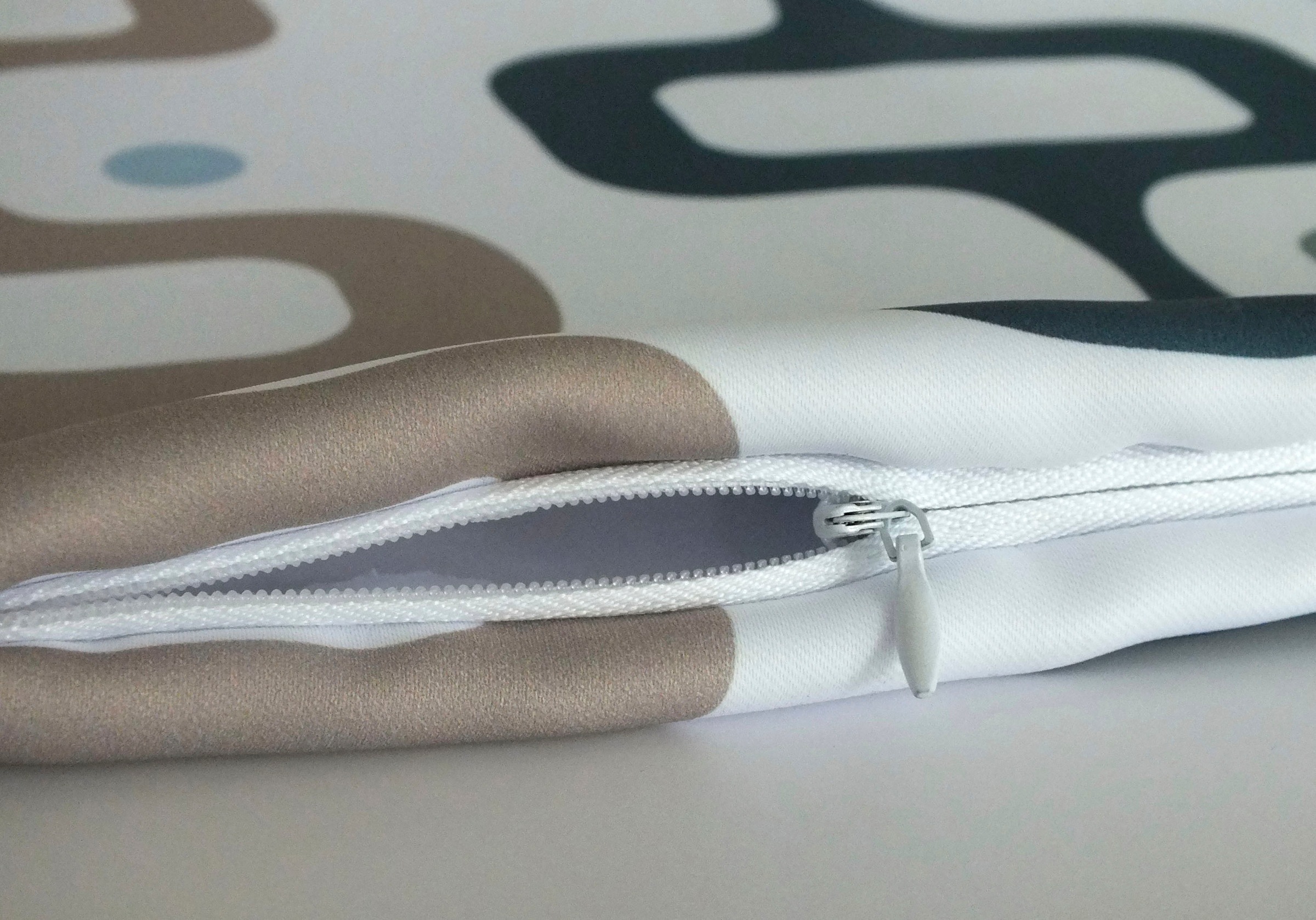 queence Dekokissen »Ross«, Kissenhülle,Hirsche,Grün,Beige,Natur,Wald,Tiere,Minimalistisch