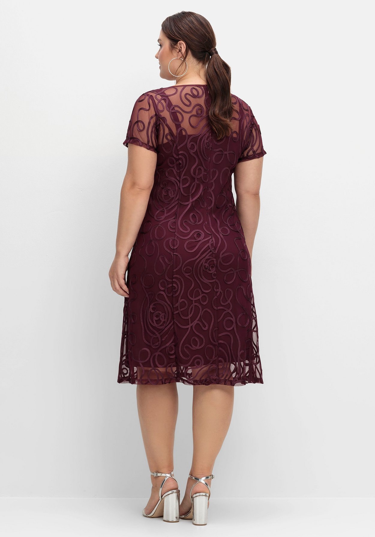 Sheego Spitzenkleid »Spitzenkleid in leicht ausgestellter Passform«