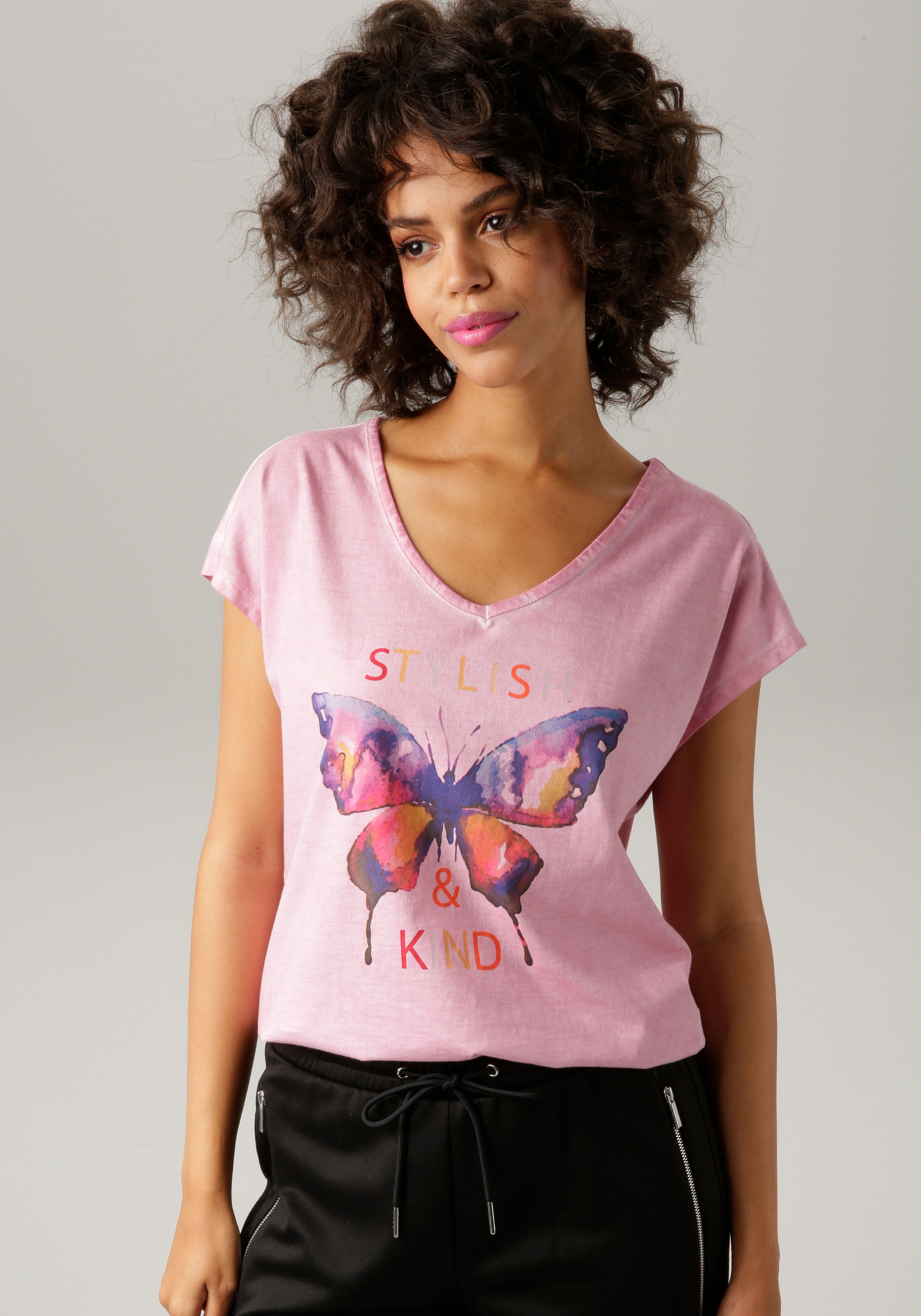 Aniston CASUAL T-Shirt, Schmetterling bei Schriftzug OTTOversand mit und batikfarbigem