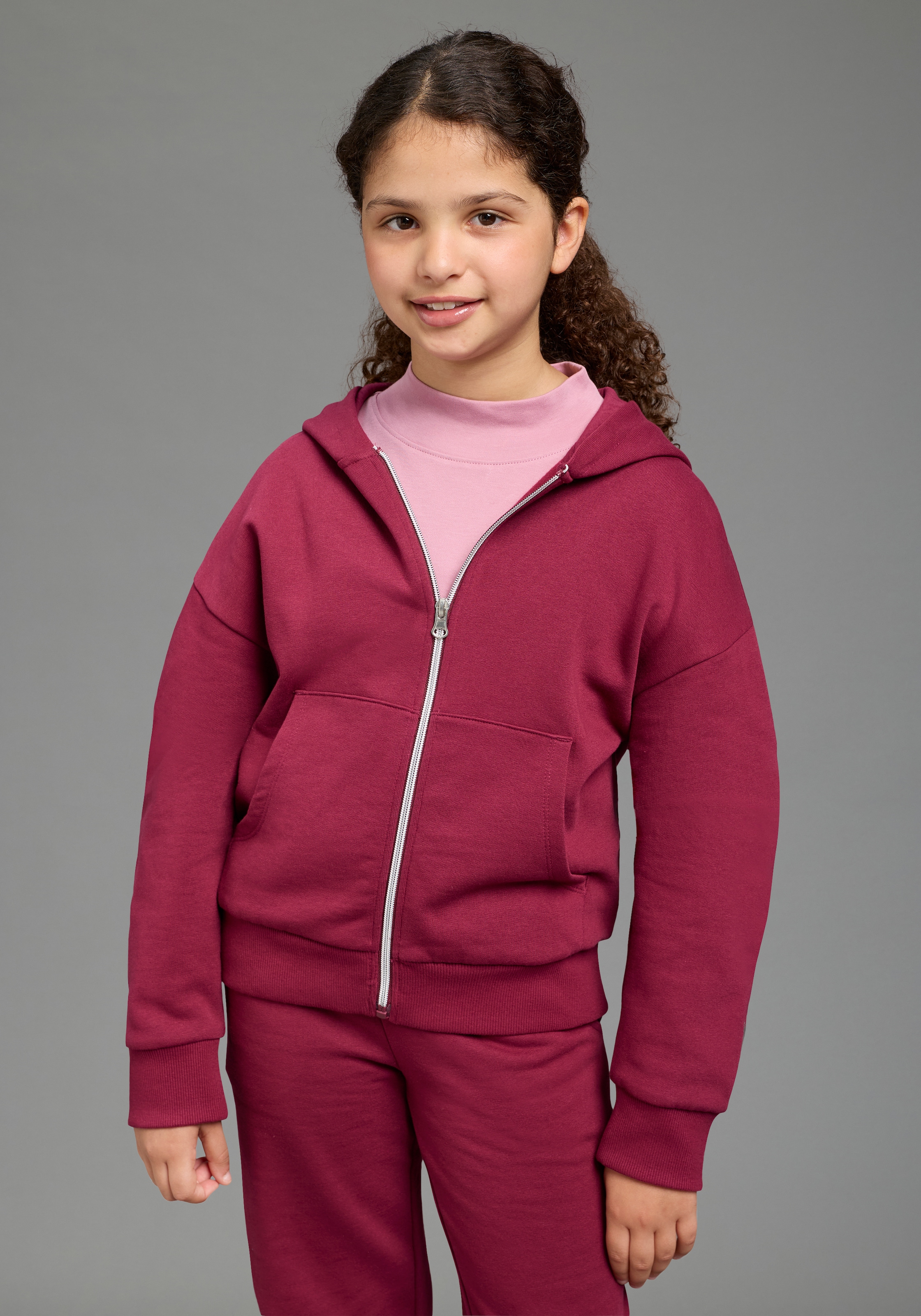 KIDSWORLD Kapuzensweatjacke »Lässige Sweatjacke mit kleinem Herz-Stickerei am Ärmel« Must-Have Basic Sweatjacke mit kleiner Deko-Stickerei, lockere Form