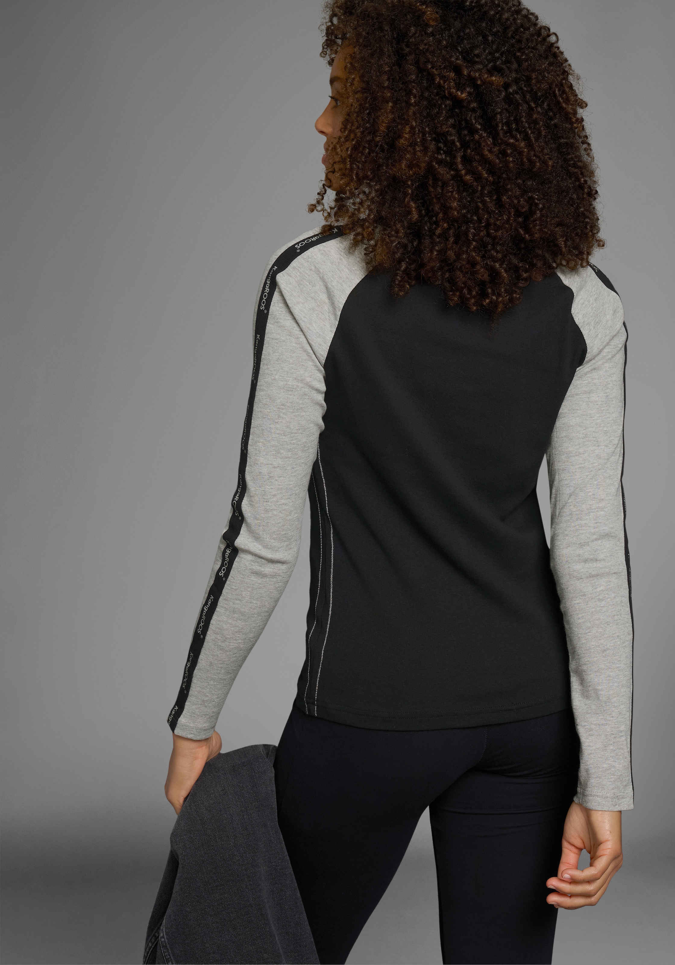 KangaROOS Longsleeve, Langarm, sehr figurbetonte Passform, mit glänzendem Metallic-Druck