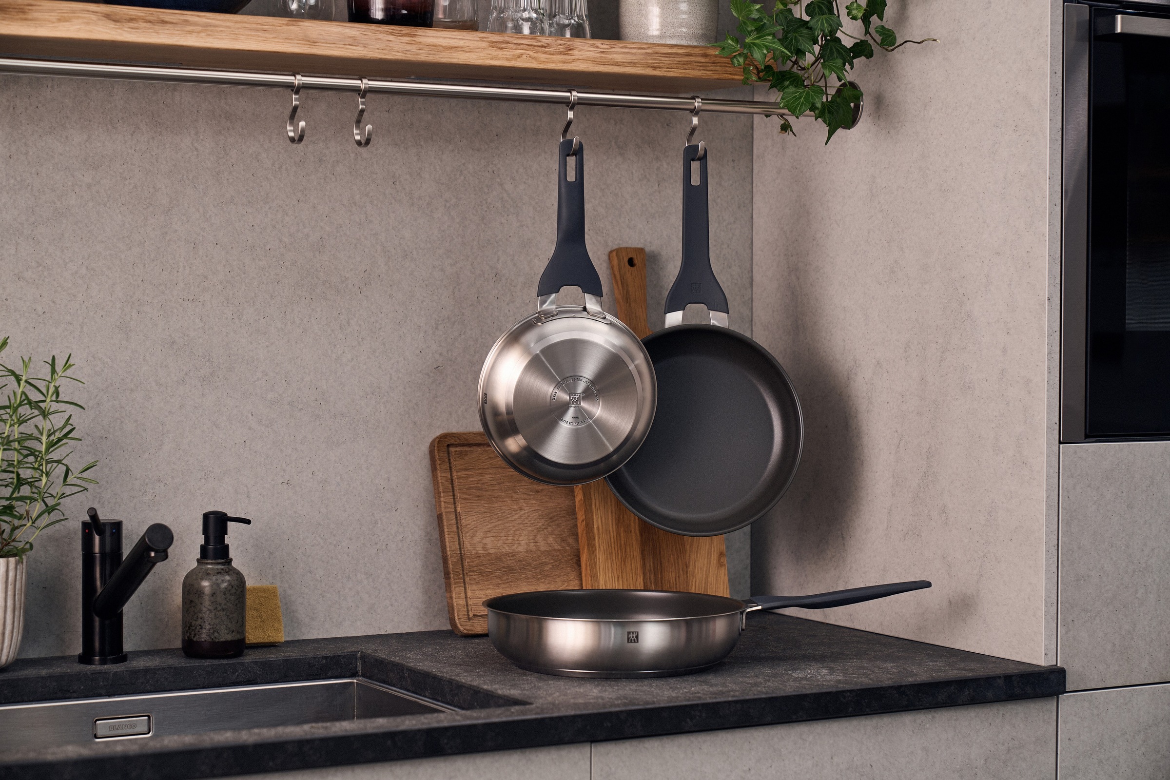 Zwilling Bratpfanne »Simplify«, Edelstahl 18/10, (1 tlg.), Keramikbeschichtung, Stay-Cool-Griffe, Sandwichboden