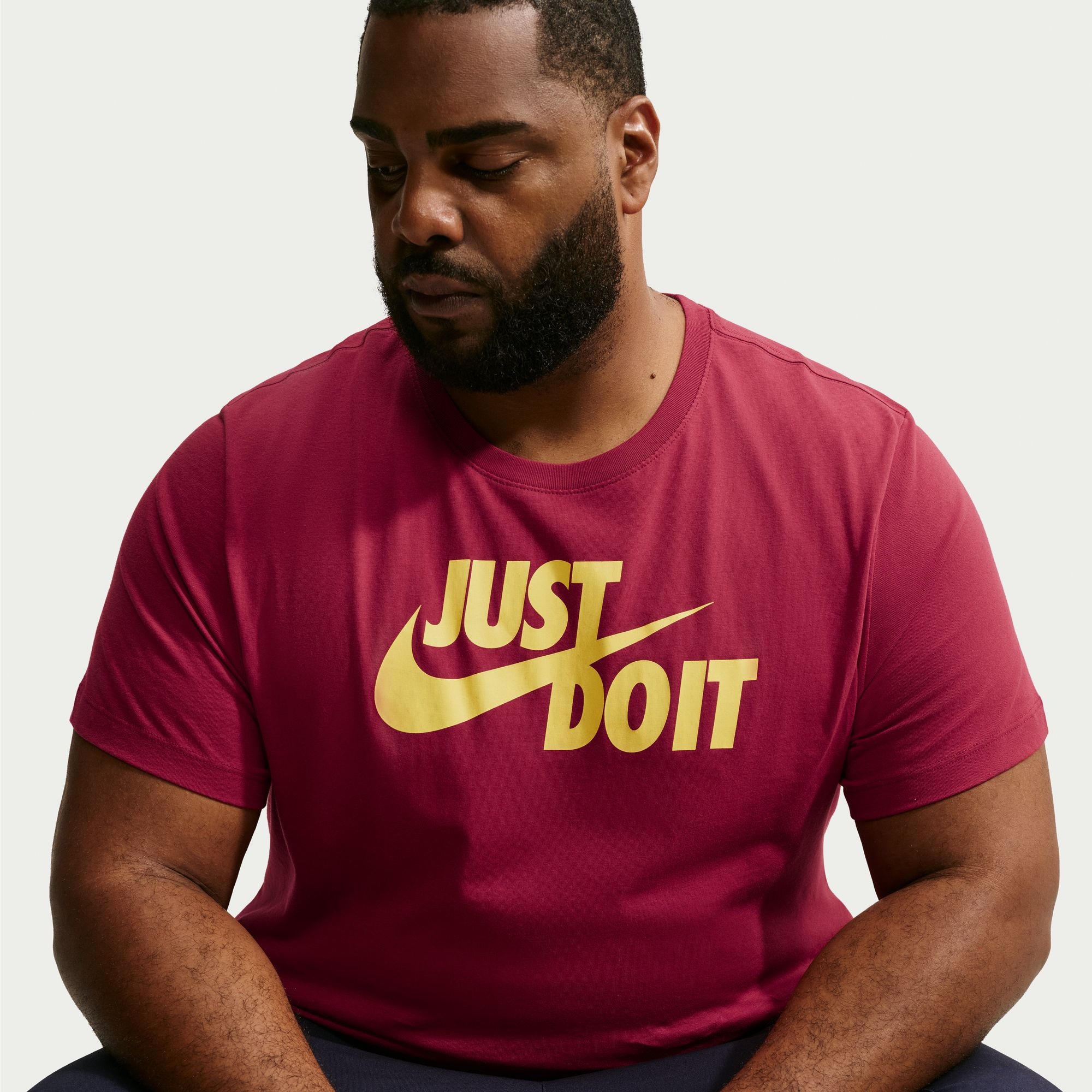 Nike Sportswear T-Shirt »M NSW TEE JUST DO IT SWOOSH« mit Logodruck auf der Brust, Kurzarm-Design, aus Jersey-Material