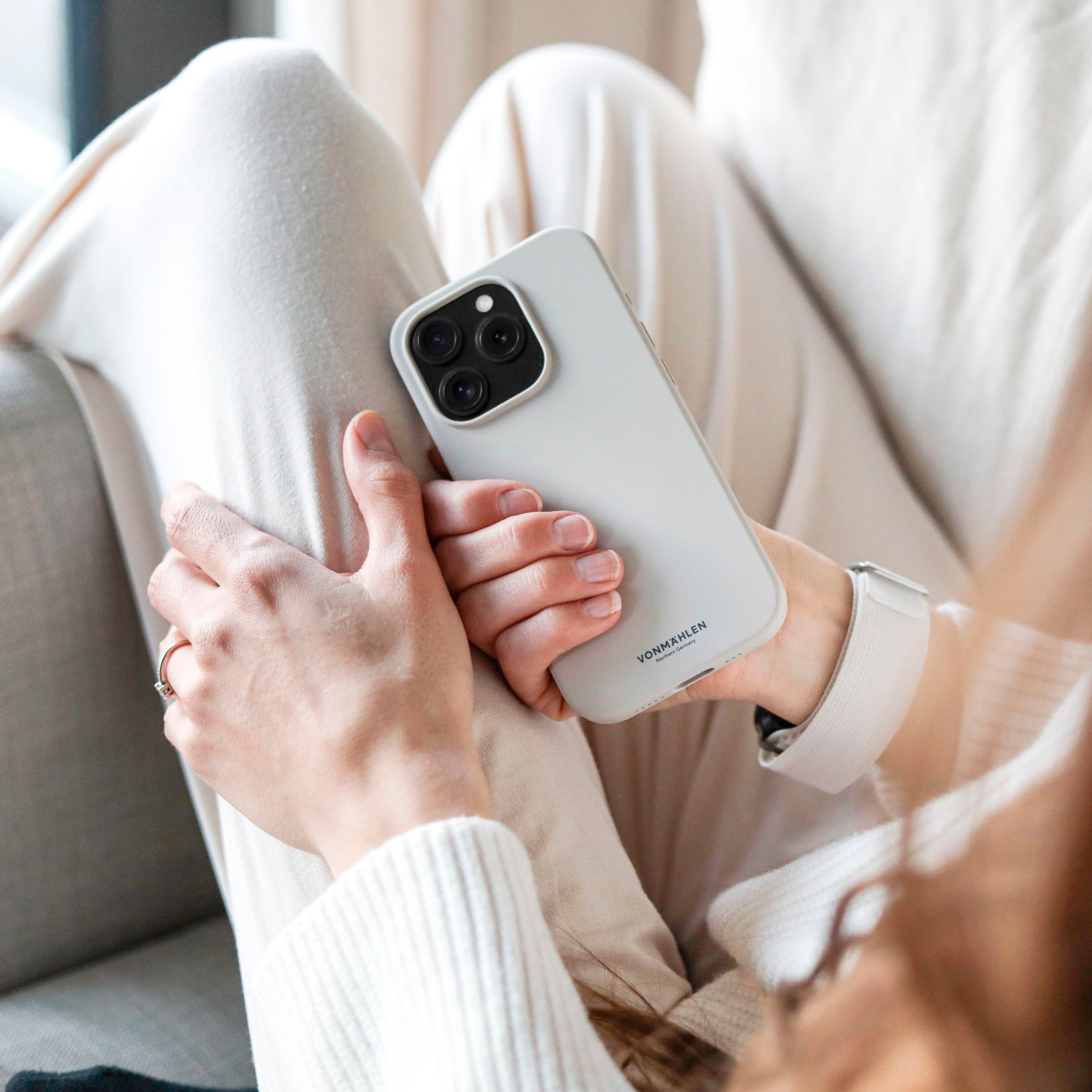 VONMÄHLEN Smartphone-Hülle »iPhone 15 Pro Max, Eco Silicone Case - Light Gray«