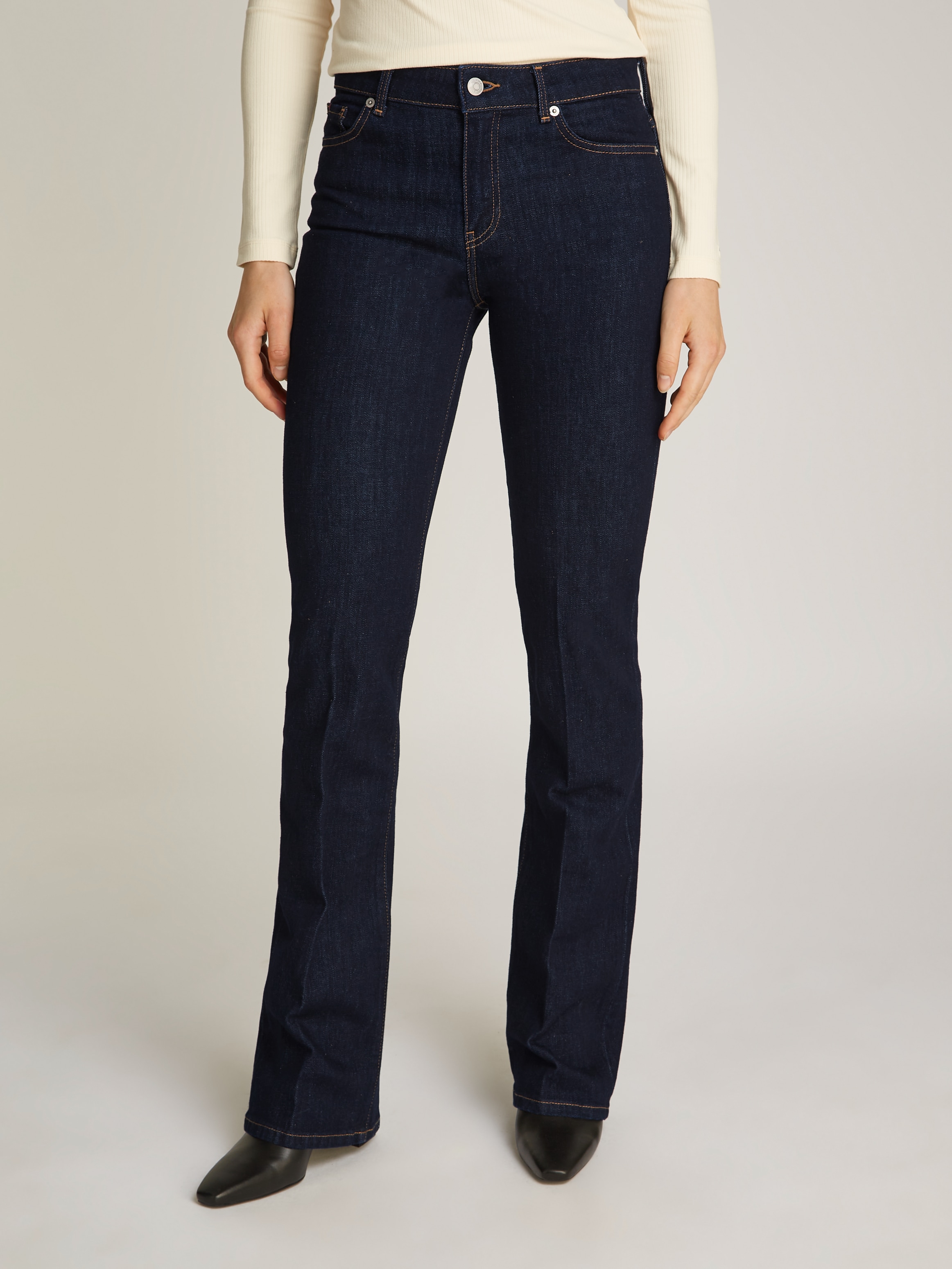 Tommy Hilfiger Bootcut-Jeans »Bootcut Regular Waist«, mittlere normale Leibhöhe, mit Bügelfalten, mit Nieten