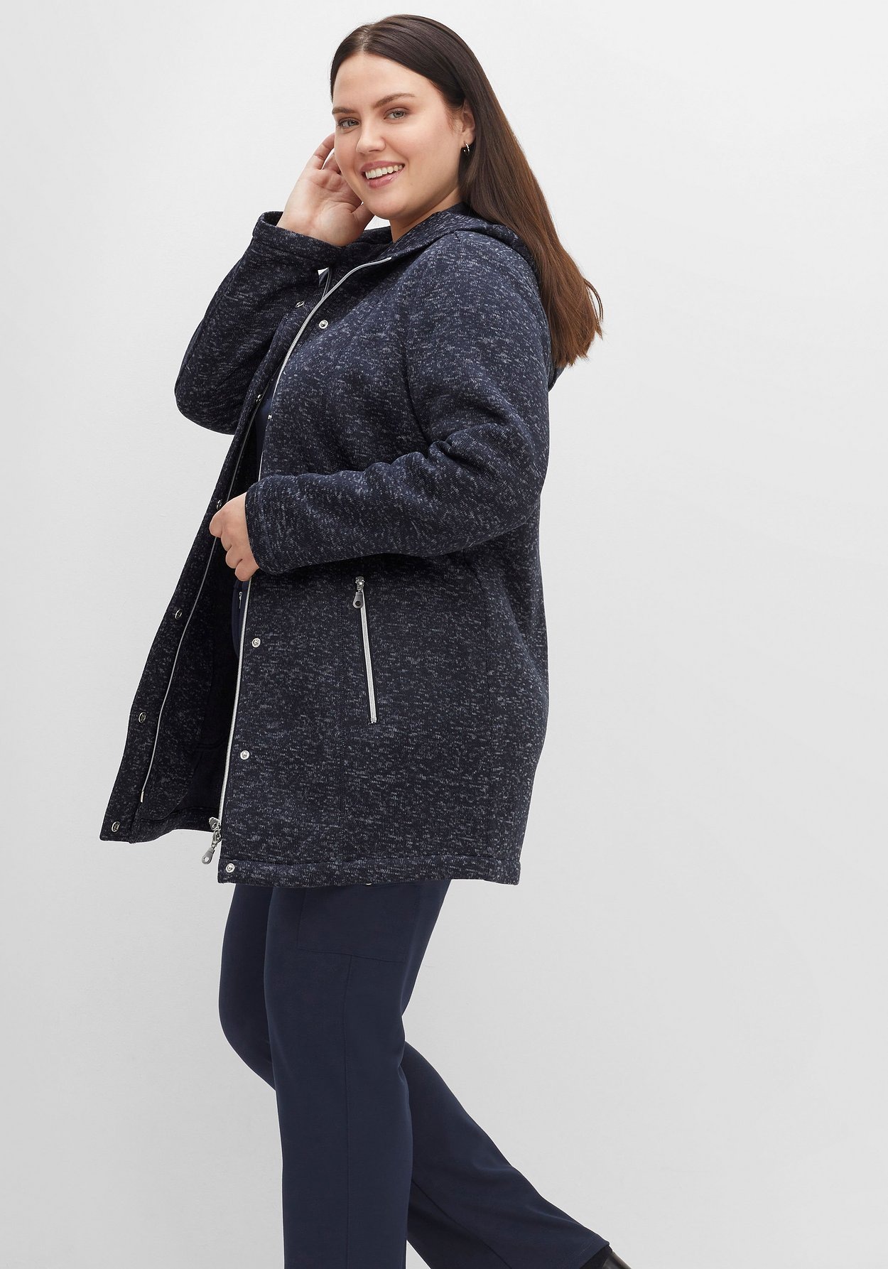 Sheego Fleecejacke »Kapuzenjacke in melierter Optik, wärmender Strickfleece«, mit Kapuze, in melierter Optik, wärmender Strickfleece