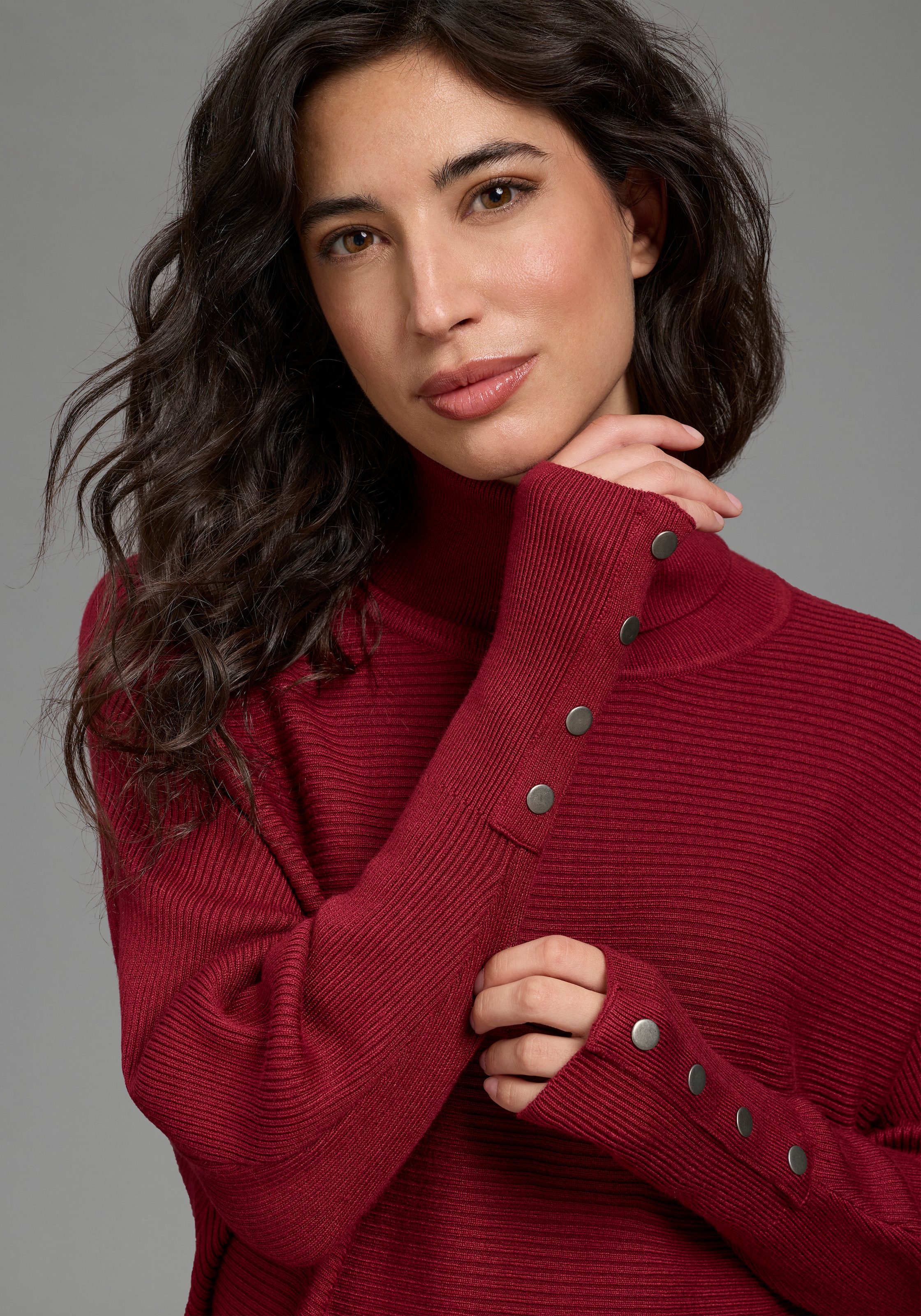 Laura Scott Rollkragenpullover »aus Feinstrick, figurumspielende Passform« mit dekorativer Knopfleisten