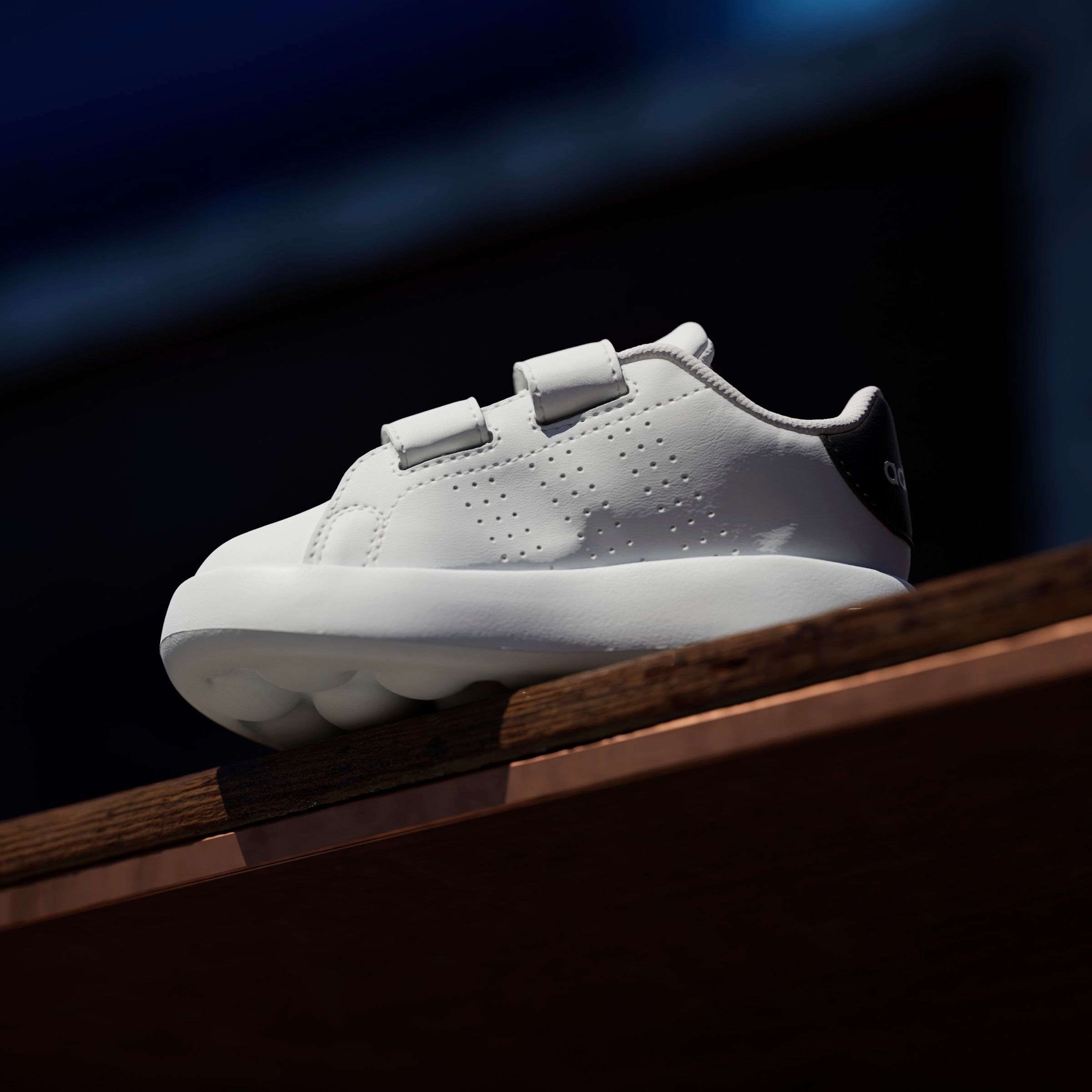 adidas Sportswear Klettschuh »ADVANTAGE KIDS«, Design auf den Spuren des adidas Stan Smith, für Kinder