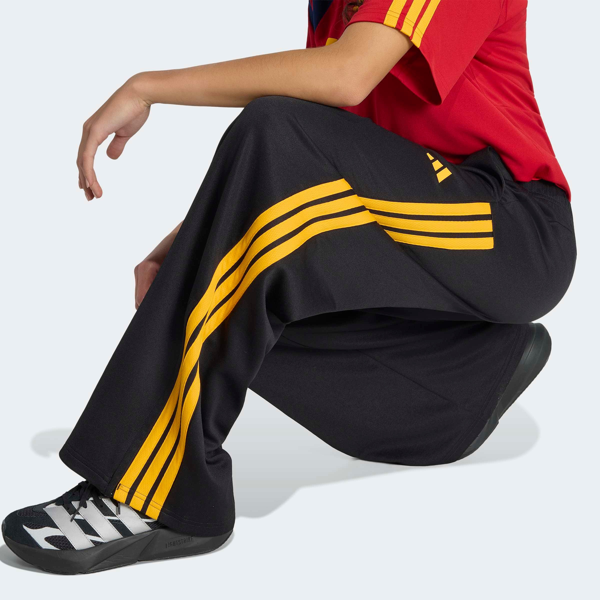adidas Sportswear Sporthose »HOUSE OF TIRO, WEITES BEIN«  sportlicher Stil, für Training und Freizeit, mit Kordelverschluss