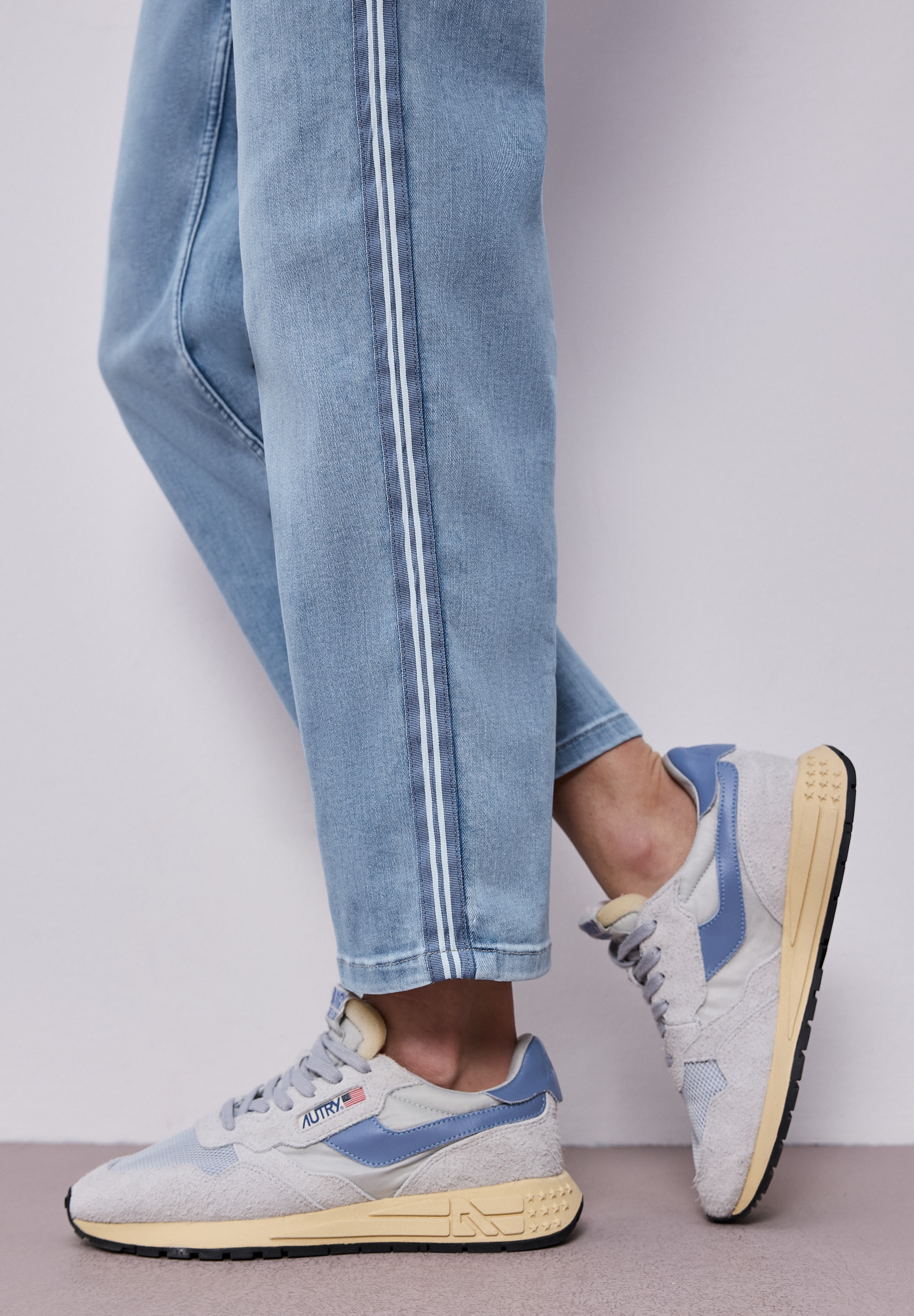 STREET ONE Straight-Jeans »Style Amalia Straight« mit dekorativem hellblauem Streifen an der Seite