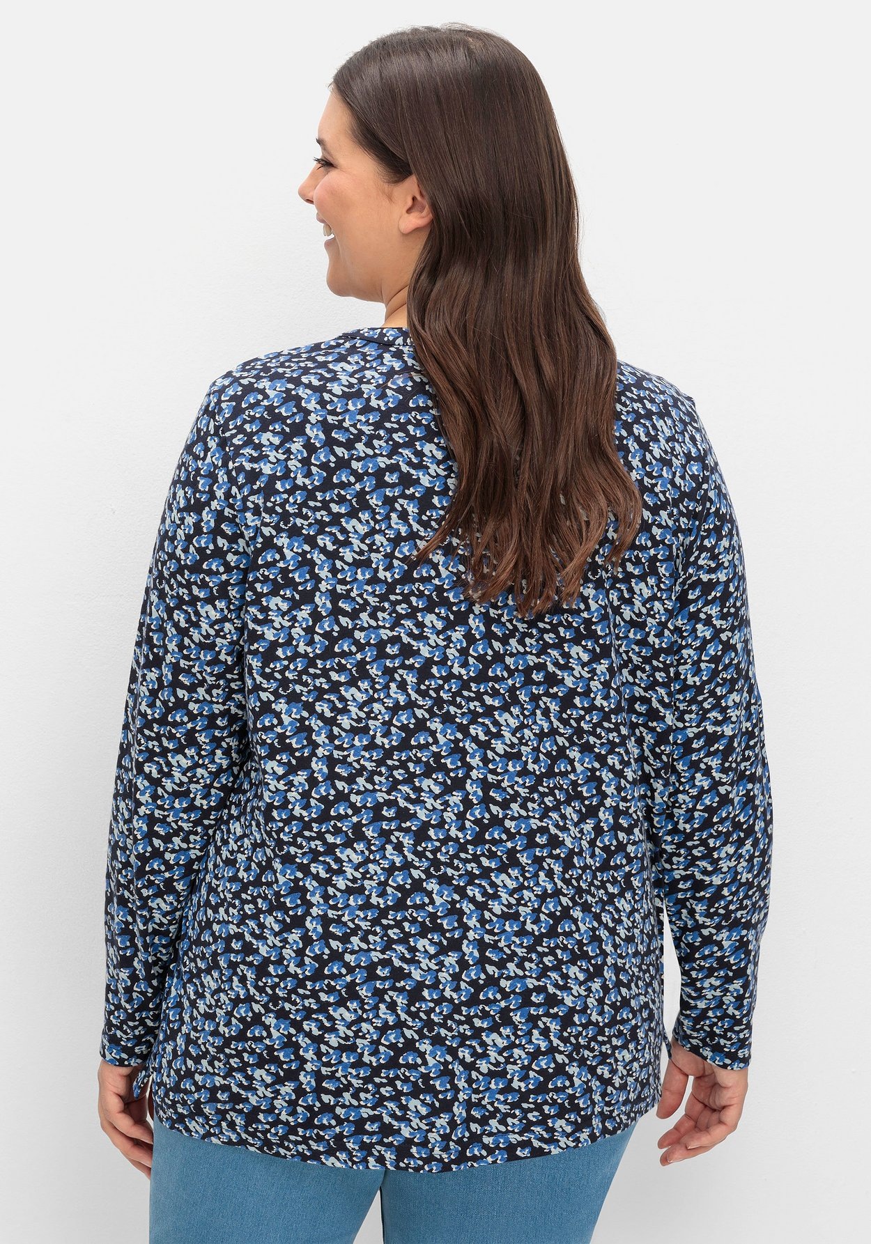 Sheego Rundhalsshirt »Langarmshirt mit V-Schlitz und floralem Minimalprint«, mit V-Schlitz und floralem Minimalprint
