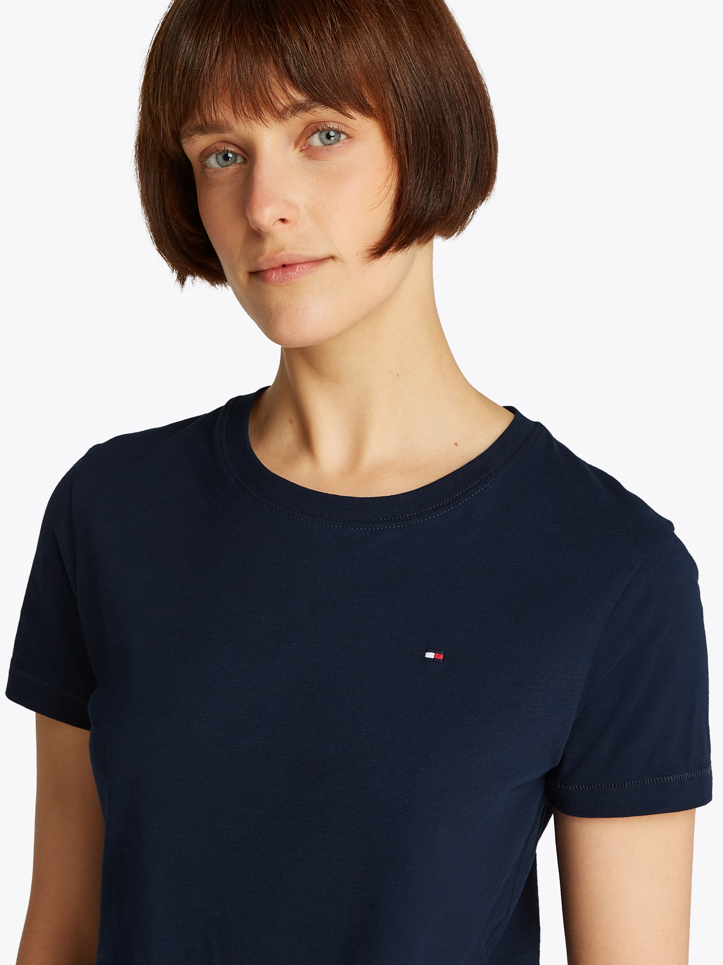 Tommy Hilfiger Rundhalsshirt »SLUB REG C-NK SS«, mit Flammgarn-Struktur, mit Logostickerei