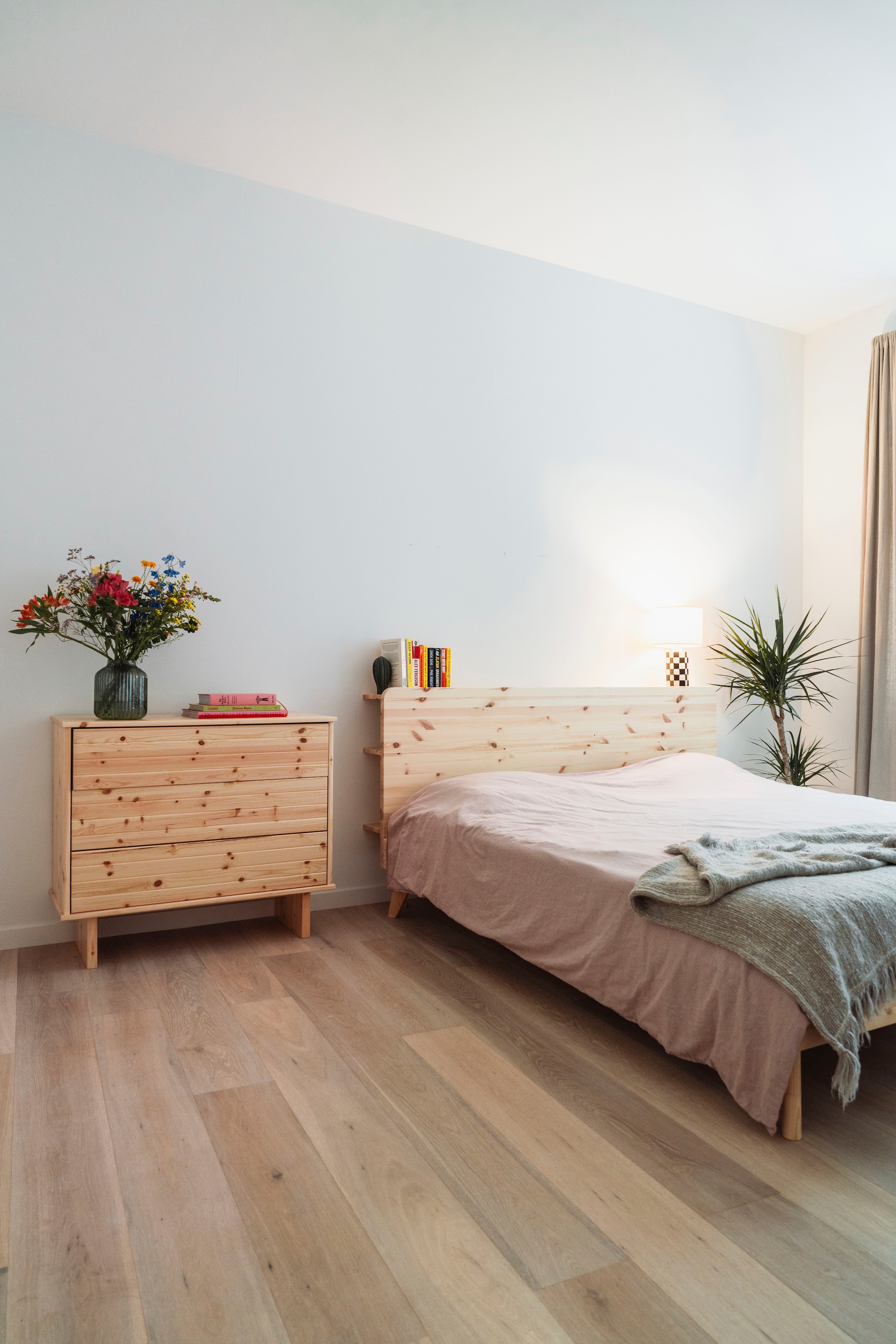 Karup Design Bettgestell »RETREAT BED« aus Kiefer massiv mit Lattenrost, Kopfteil mit 3 Ablagen