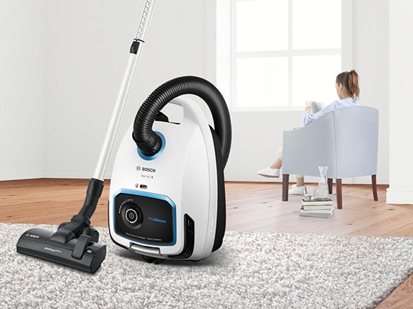 BOSCH Bodenstaubsauger »Serie 6 ProSilence BGL6TSIL, Hygiene-Filter, 10 Jahre Motorgarantie«, 700 W, mit Beutel, Leistungsregulierung am Handgriff, langes Kabel, extrem leise, weiß