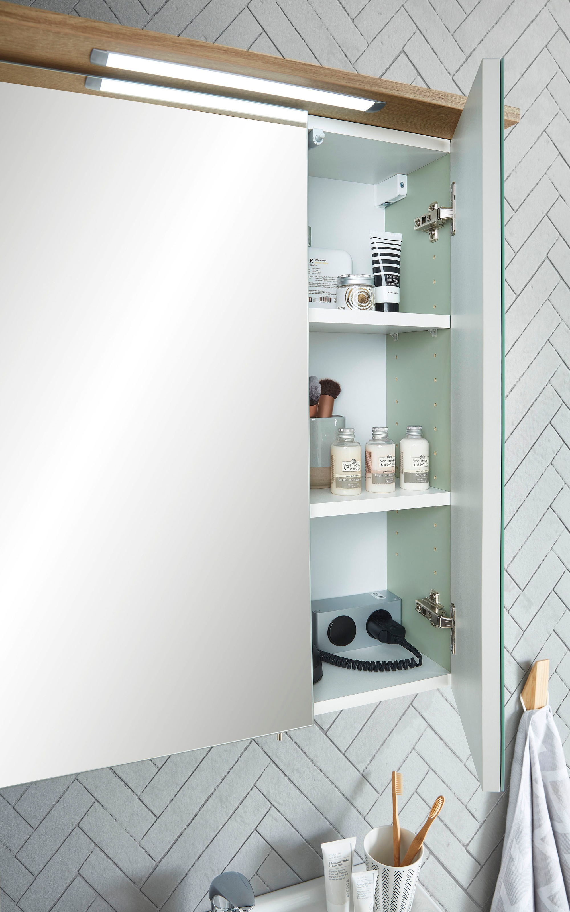 Saphir Badmöbel-Set »Quickset 2-teilig, Waschbeckenunterschrank mit LED-Spiegelschrank«, (2 St.), Waschplatz inkl Türdämpfer, 3 Türen, 2 Einlegeböden, setiliche Ablagen