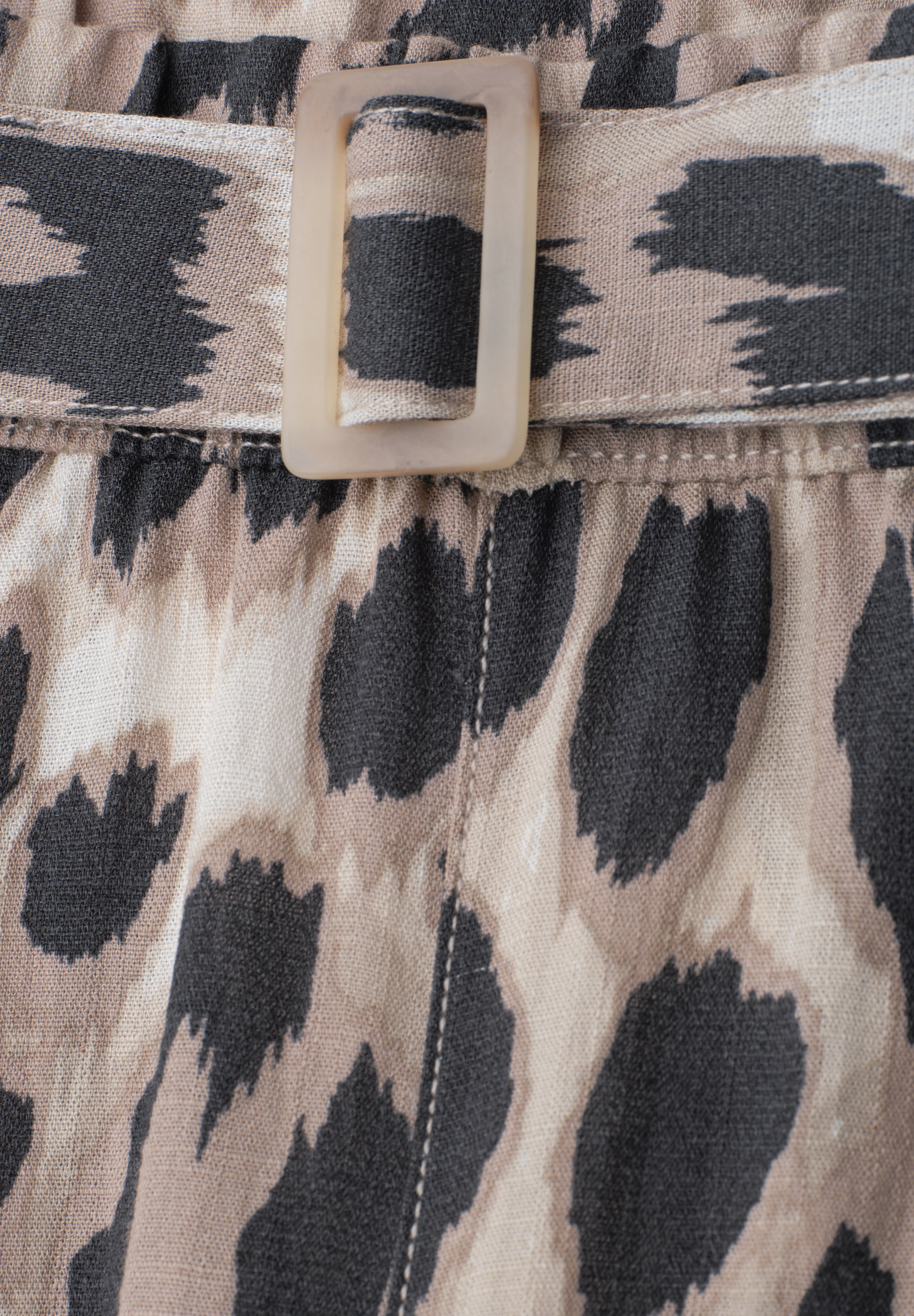 STREET ONE Stoffhose  mit Gürtel und Leo-Print