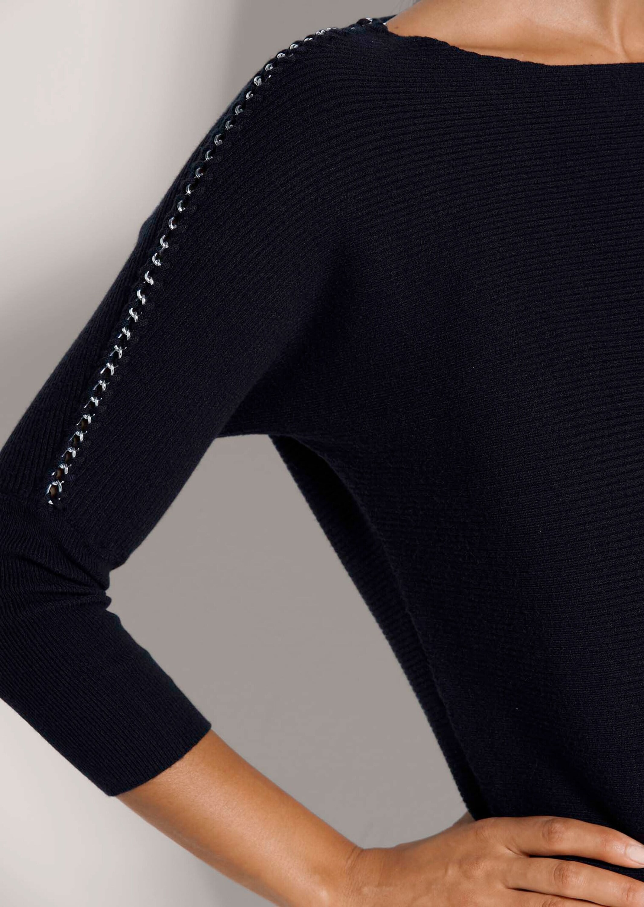 MADELEINE Longpullover »Feinstrickpullover Viskosepullover mit Deko-Kette« Zierkette