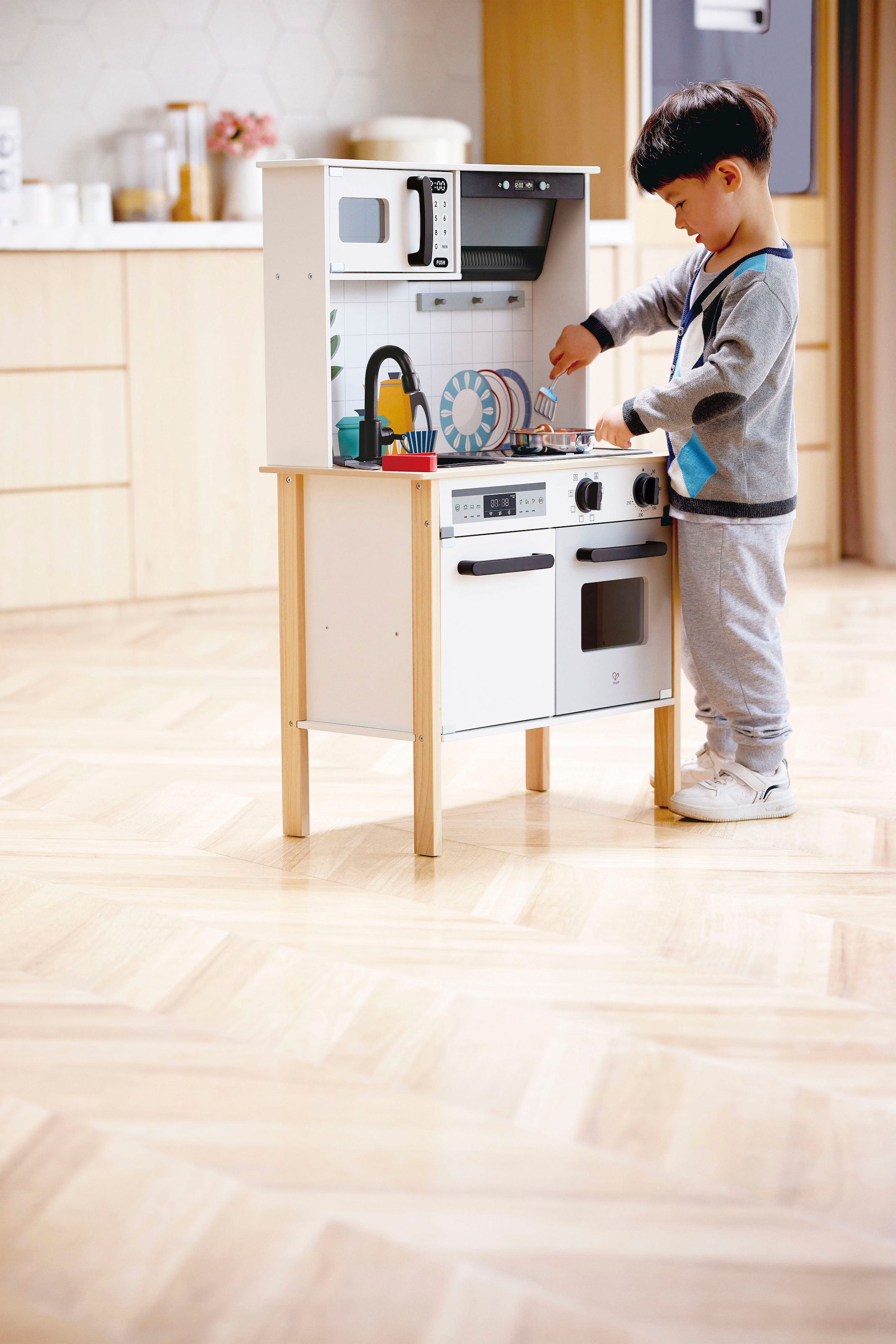 Hape Spielküche »Moderne Smart-Home-Küche«, mit Licht- & Soundeffekt