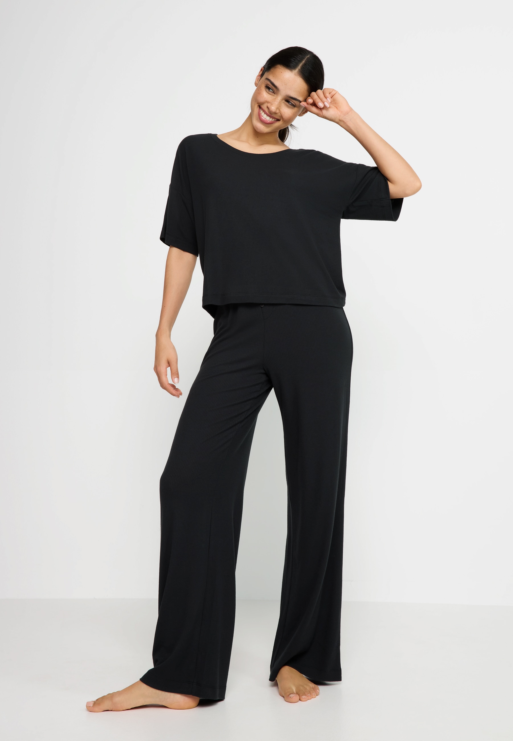 LSCN by LASCANA Pyjama Set, 2-teilig, 2 tlg. mit kleiner Zierknopfleiste an der Hose