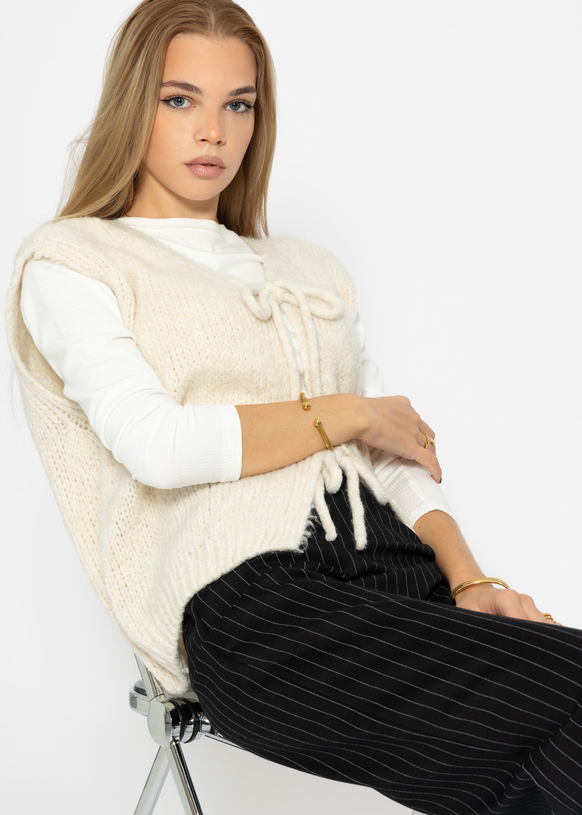 SASSYCLASSY Strickweste »Strickweste mit Bindenbänder« Flauschige Strick-Weste mit Bindebändern Schwarz Offwhite Beige