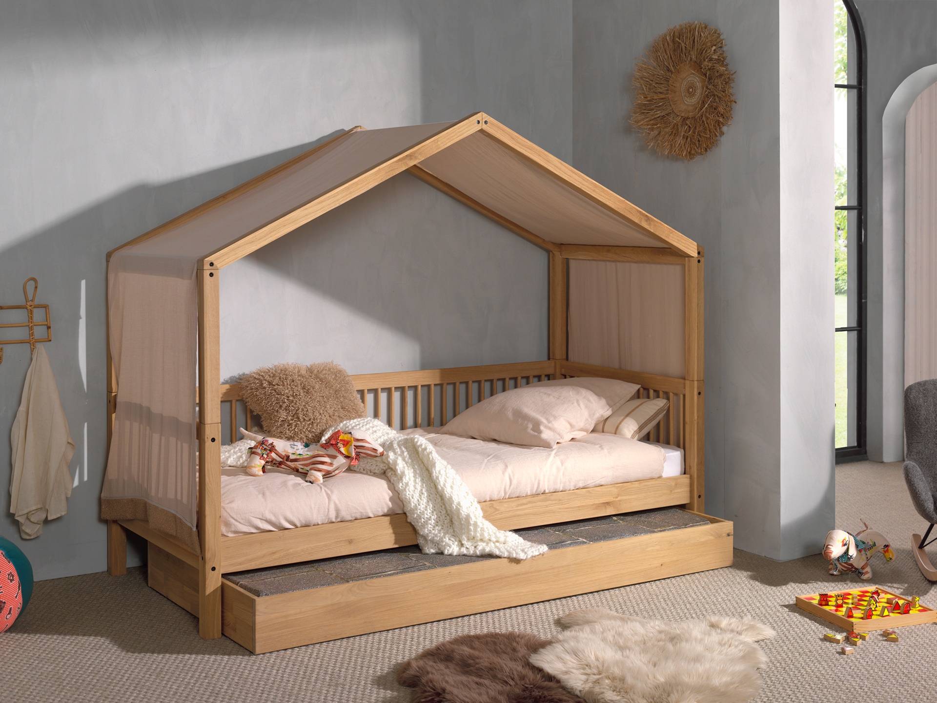 Home affaire Hausbett »Eiche massiv geölt, Made in Europe, langlebige Qualität«, (B/H/T ca. 207,5x170x97,5cm, inkl. Dachaufbau und Massivholz Lattenrost), Liegefläche 90x200 cm, inkl. Textilhimmel und Bettschublade