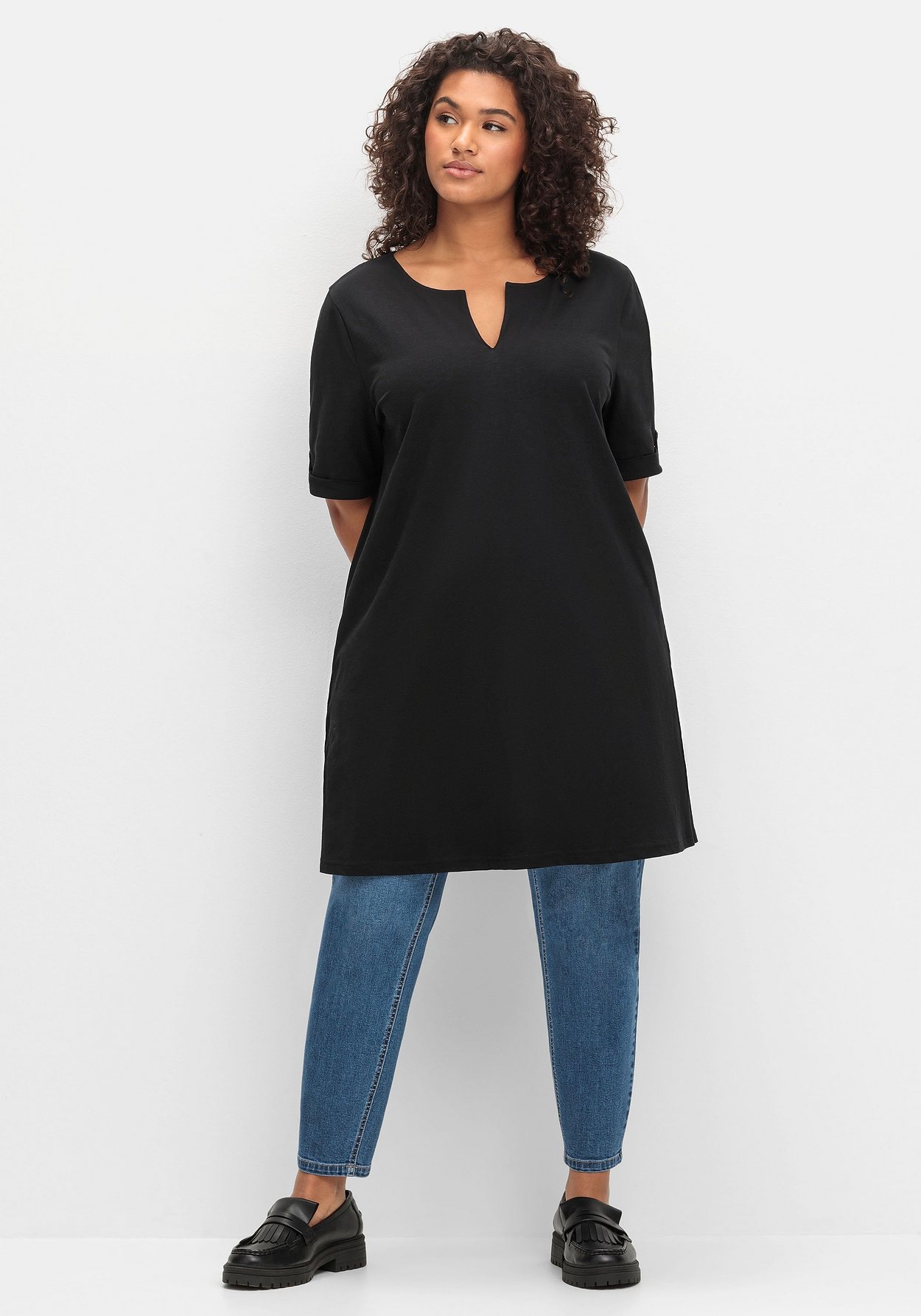 Sheego Longshirt »Longshirt mit geschlitztem Ausschnitt«