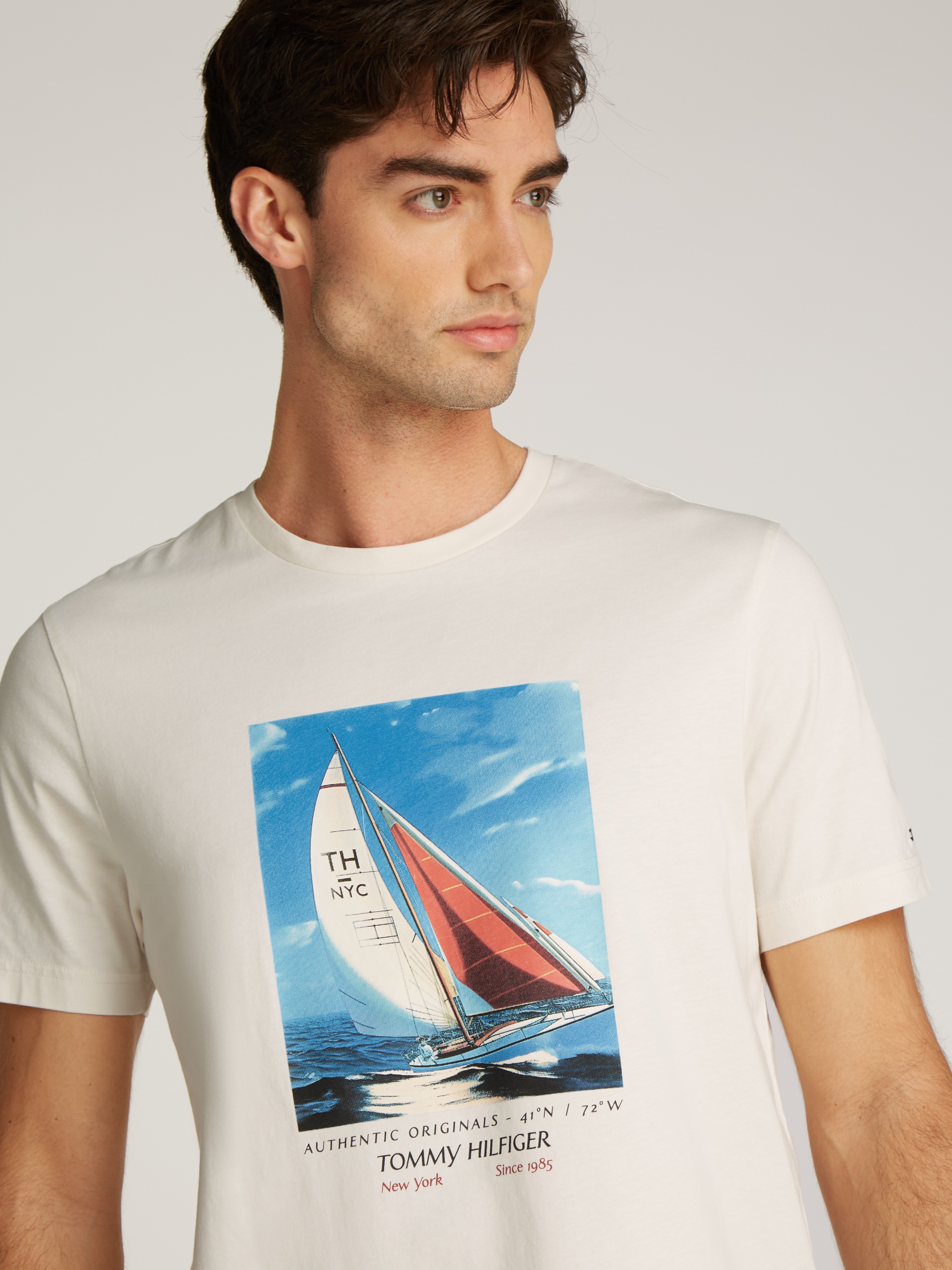 Tommy Hilfiger T-Shirt »HILFIGER COLOR PHOTO PRINT TEE«, mit modischem Print
