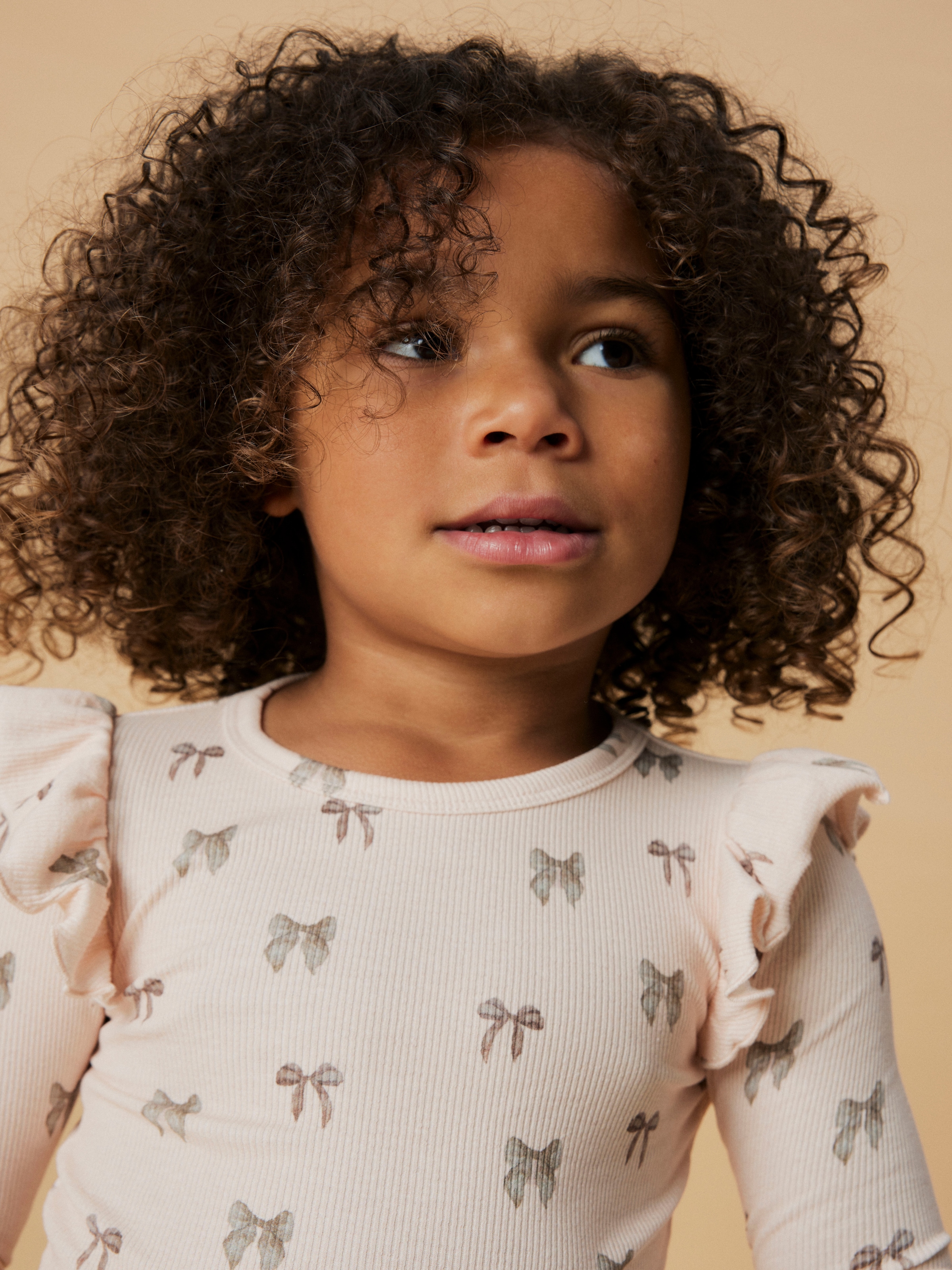 Lil' Atelier Langarmshirt »NMFGAVO EKO LS SLIM TOP LIL NOOS« mit Rüschen, weiche Jersey Rippqualität