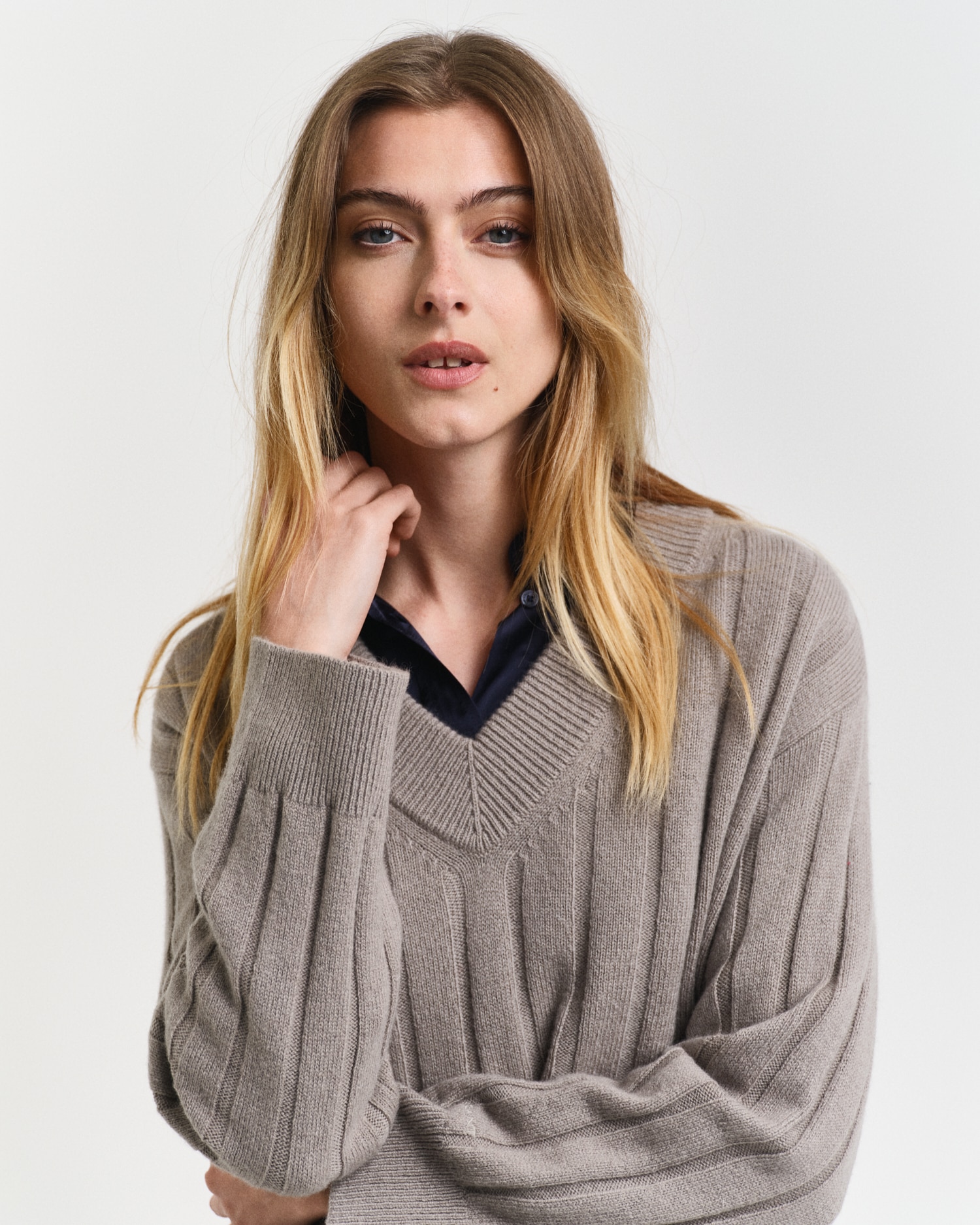 Gant V-Ausschnitt-Pullover »WIDE RIBBED WOOL V-NECK«, mit seitlichen Saumschlitzen, breit gerippt