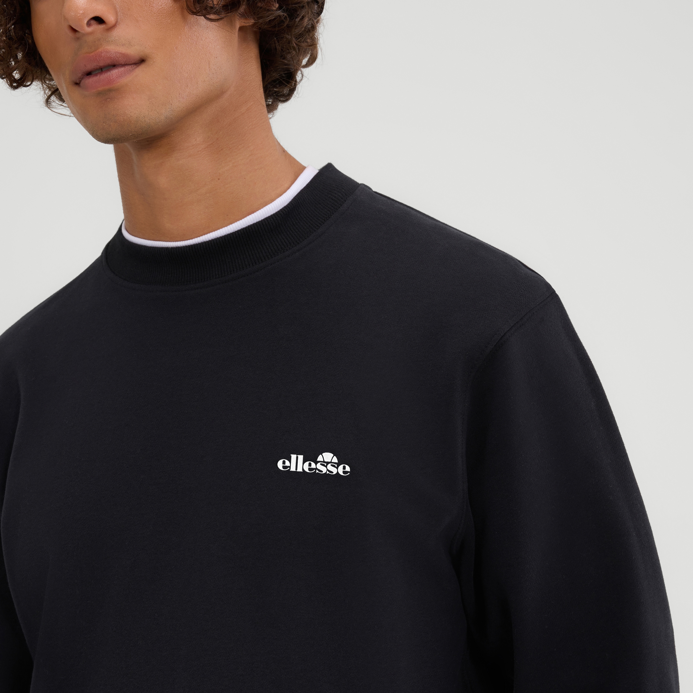 Ellesse Sweatshirt »CORCOLLE SWEATSHIRT«, mit Rundhalsausschnitt, ohne Verschluss, aus Baumwolle und Polyester
