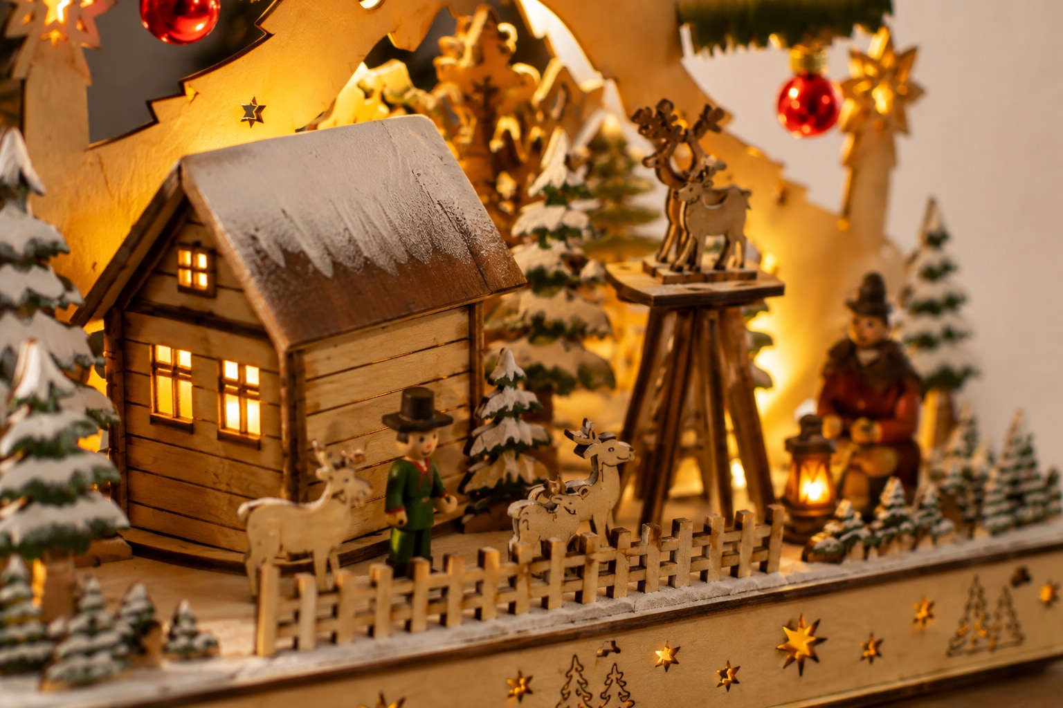 OTTO home Weihnachtsszene »Fensterdeko Baum mit Dorf, roten Glaskugeln und LED-Beleuchtung« LED-Lichtbaum, Zeitschaltuhr, mit roten echten Glaskugeln verziert