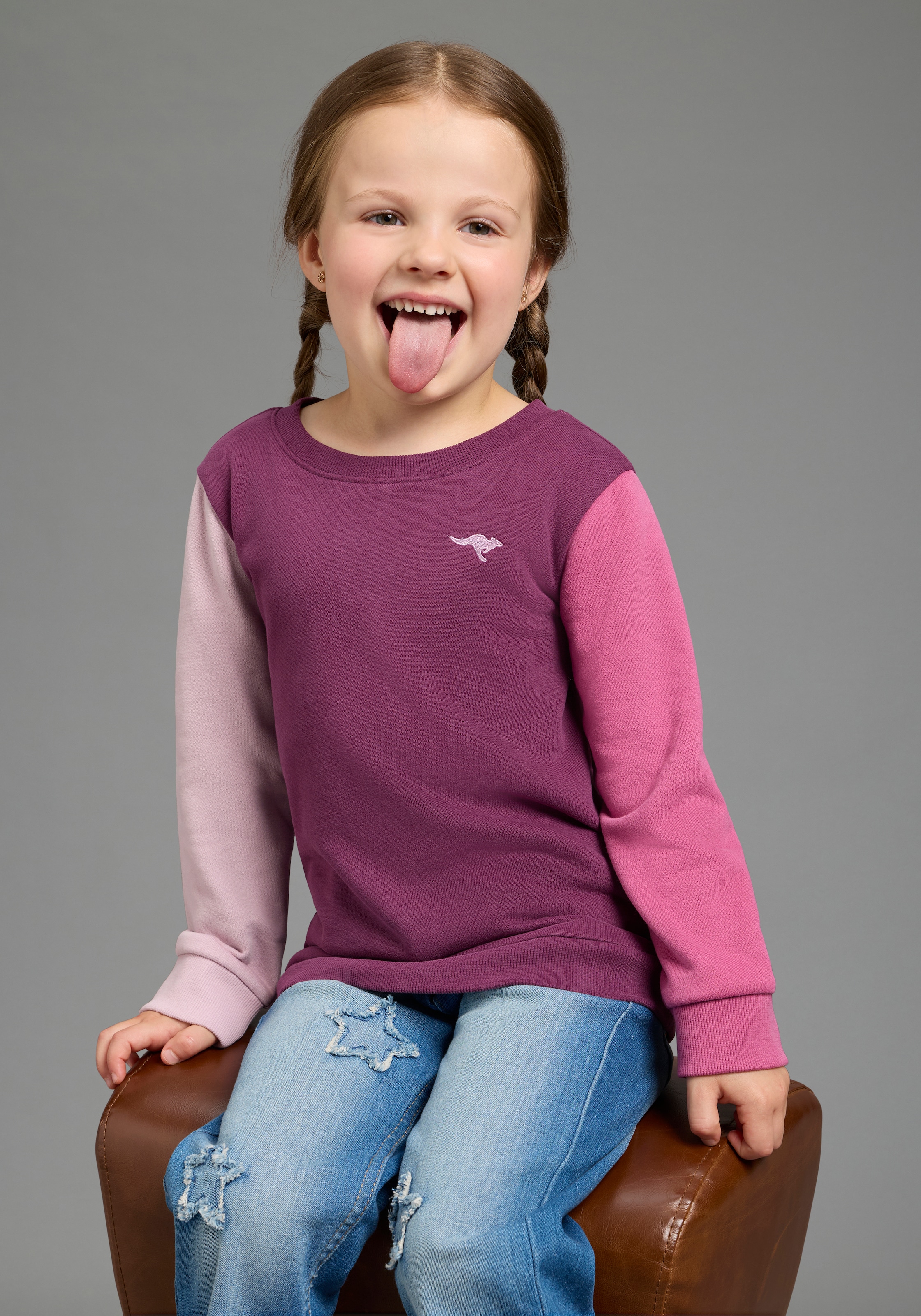 KangaROOS Sweatshirt »Sweatshirt mit kontrastfarbigen Ärmeln und KangaROOS Stickerei«, Sweatshirt in Colorblocking-Design, Mama&Me Style
