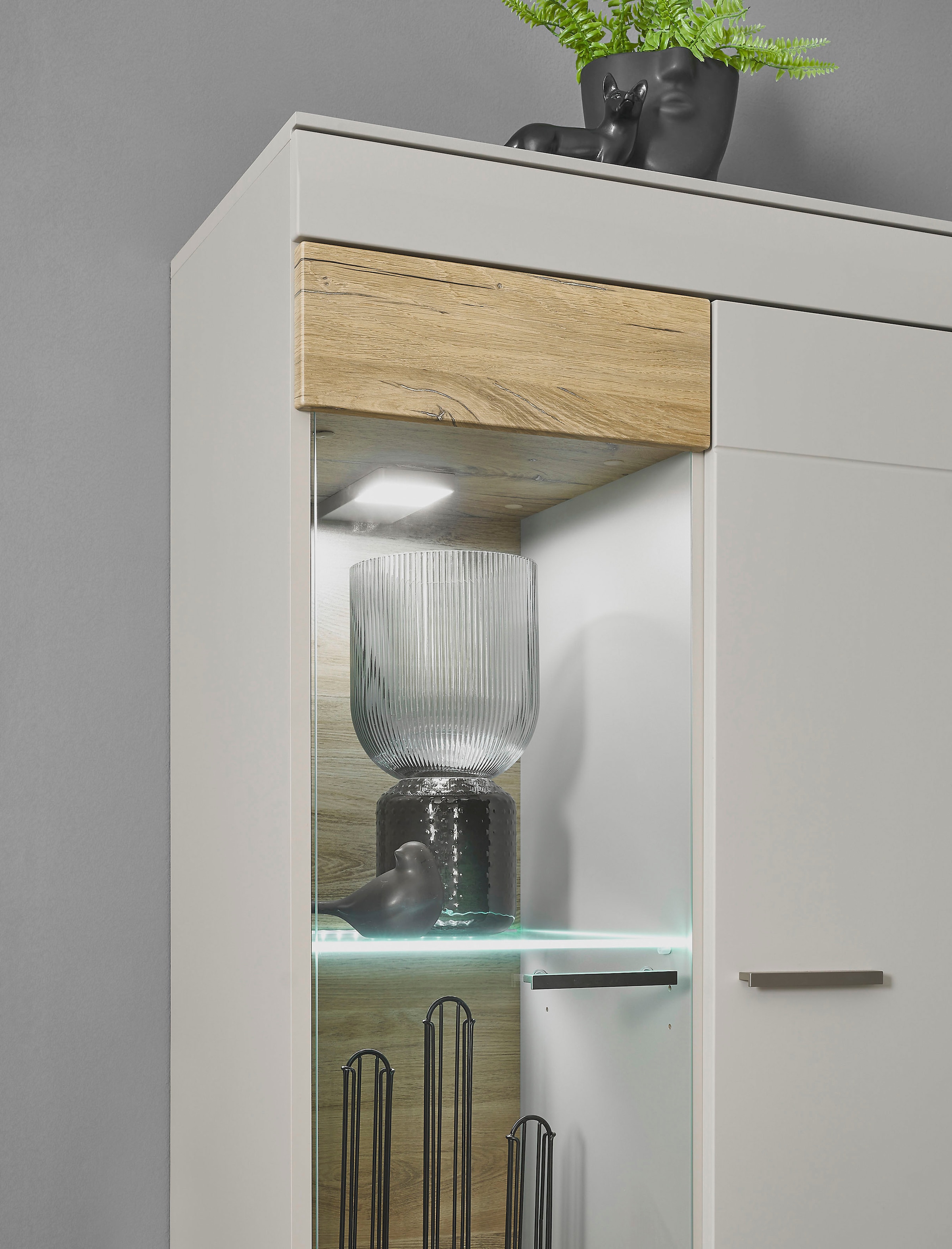 INOSIGN Vitrine »SCARA«, mit Applikation Zinneiche Dekor, Breite 90 cm, mit Softclose-Funktion