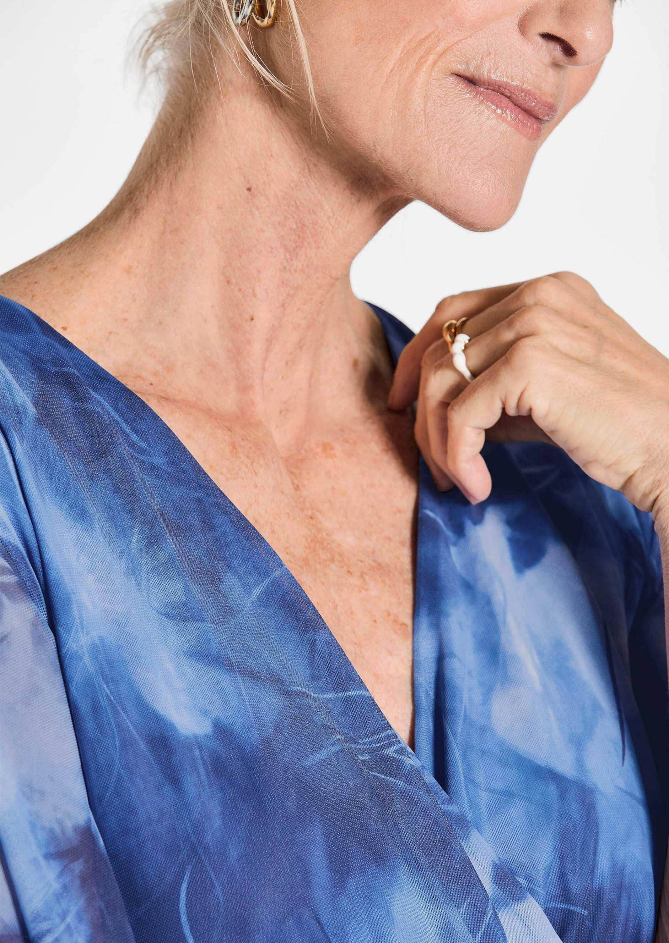 GOLDNER Sommerkleid »Kurzgröße Wickelkleid mit Blütenprint in Blau, tailliert«