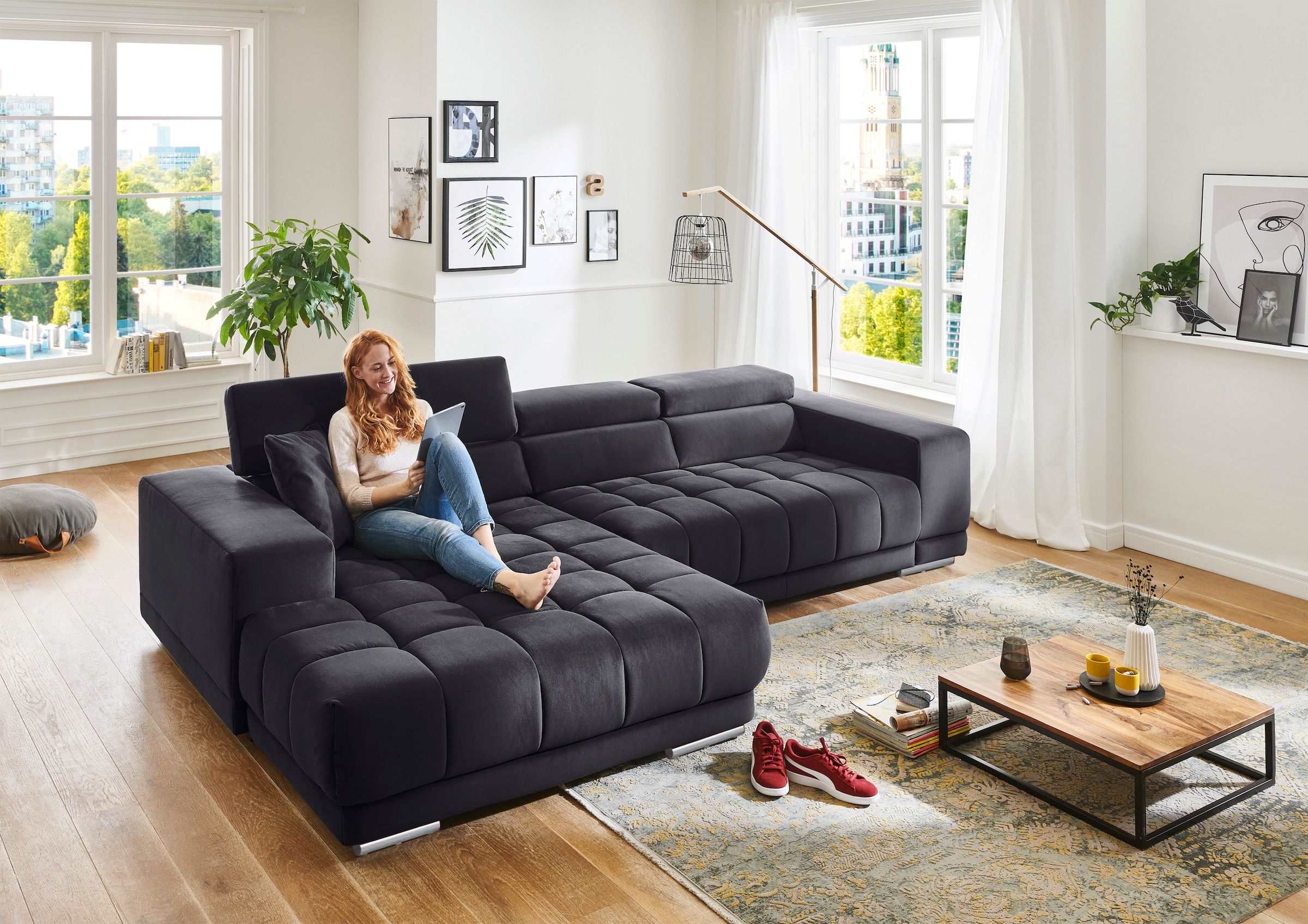 Die PlanBar Ecksofa »MP-IN15053 L-Form extra breiter Schenkel« mit Kopfteilverstellung, wahlweise mit manueller Vorziehbank