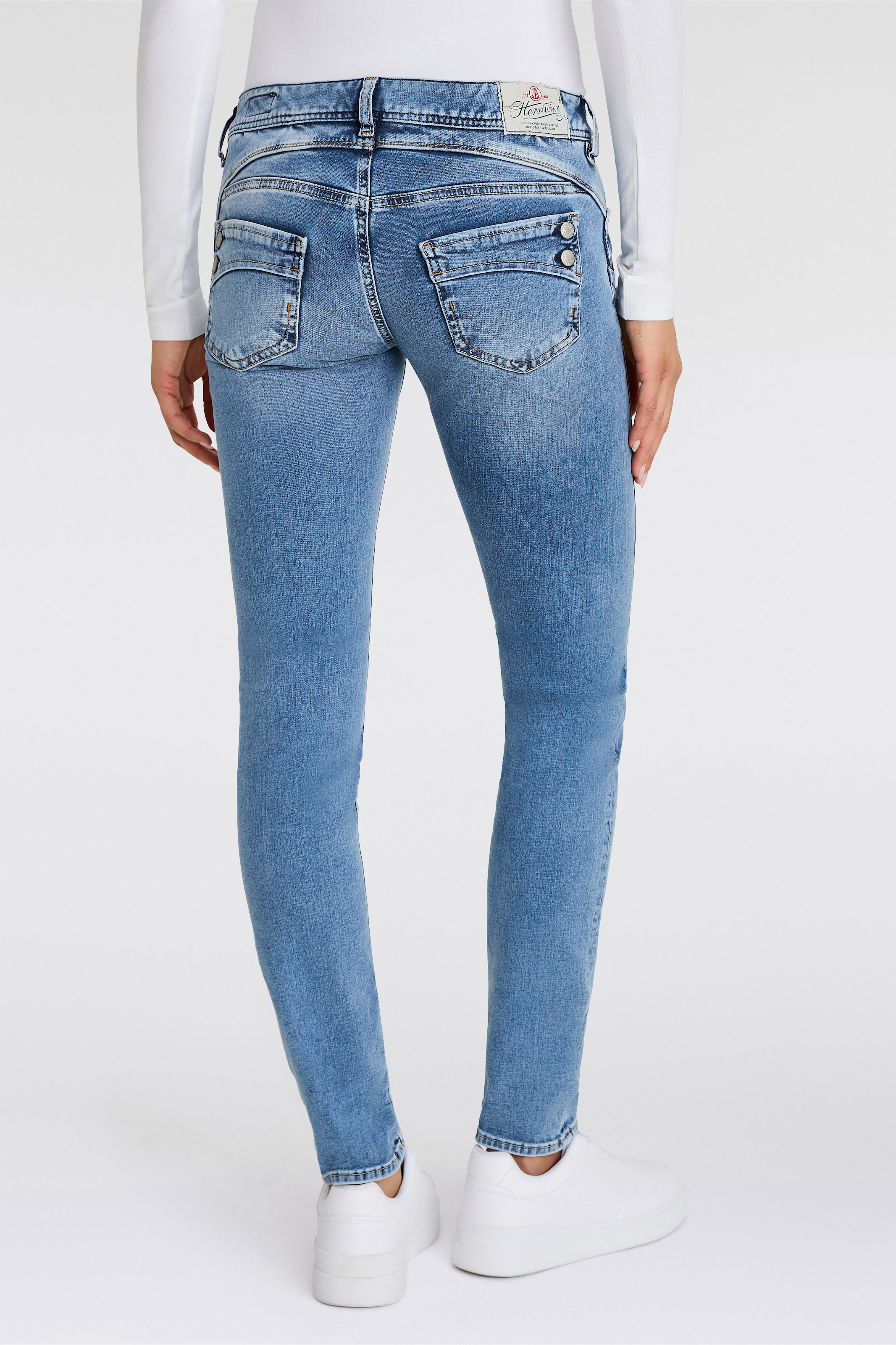 Herrlicher Slim-fit-Jeans »Piper Slim Reused Denim«, mit Zierknöpfen an den Gesäßtaschen