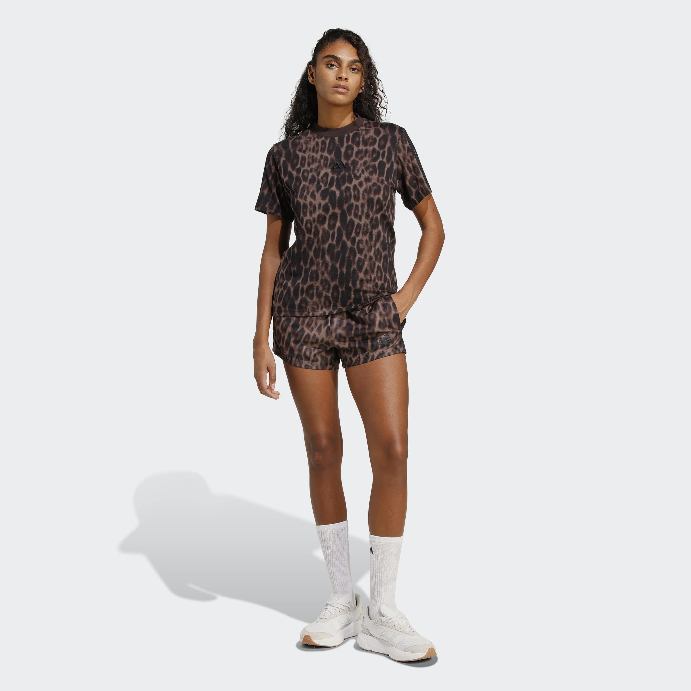 adidas Sportswear T-Shirt »SEASONAL ESSENTIALS MIT LEOPARDENPRINT UND 3-STREIFEN«