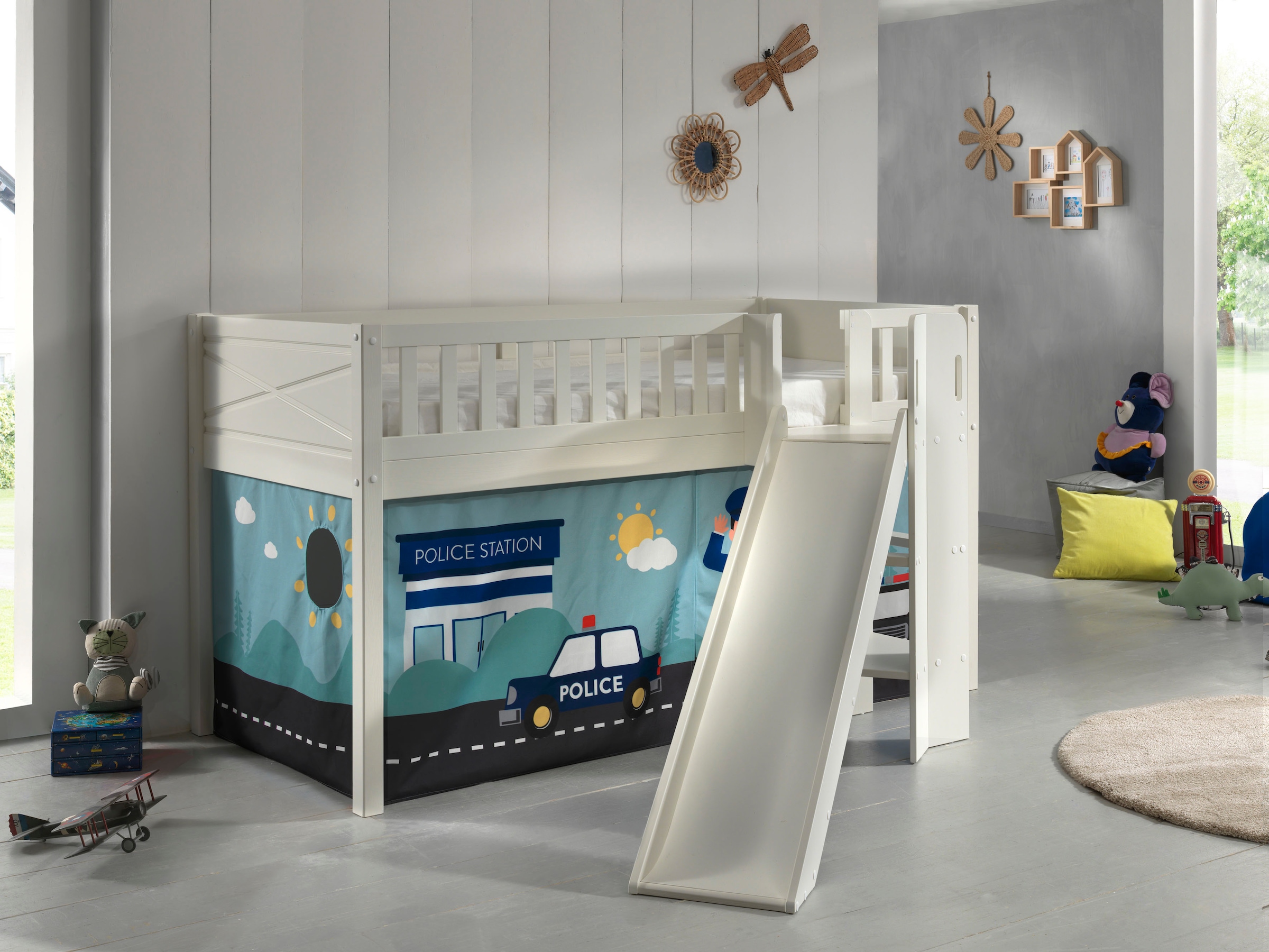 Vipack Hochbett »Scott, Spielbett, Kiefer massiv weiß lackiert, mit Rolllattenrost«, (B/H/T ca. 207,6x114x203,7cm, Kopf-/Fußteil mit Fräsung, stabil gebaut), mit Rutsch-/Leiterturm, LF 90x200 cm, inkl. Vorhang, 7 Designs