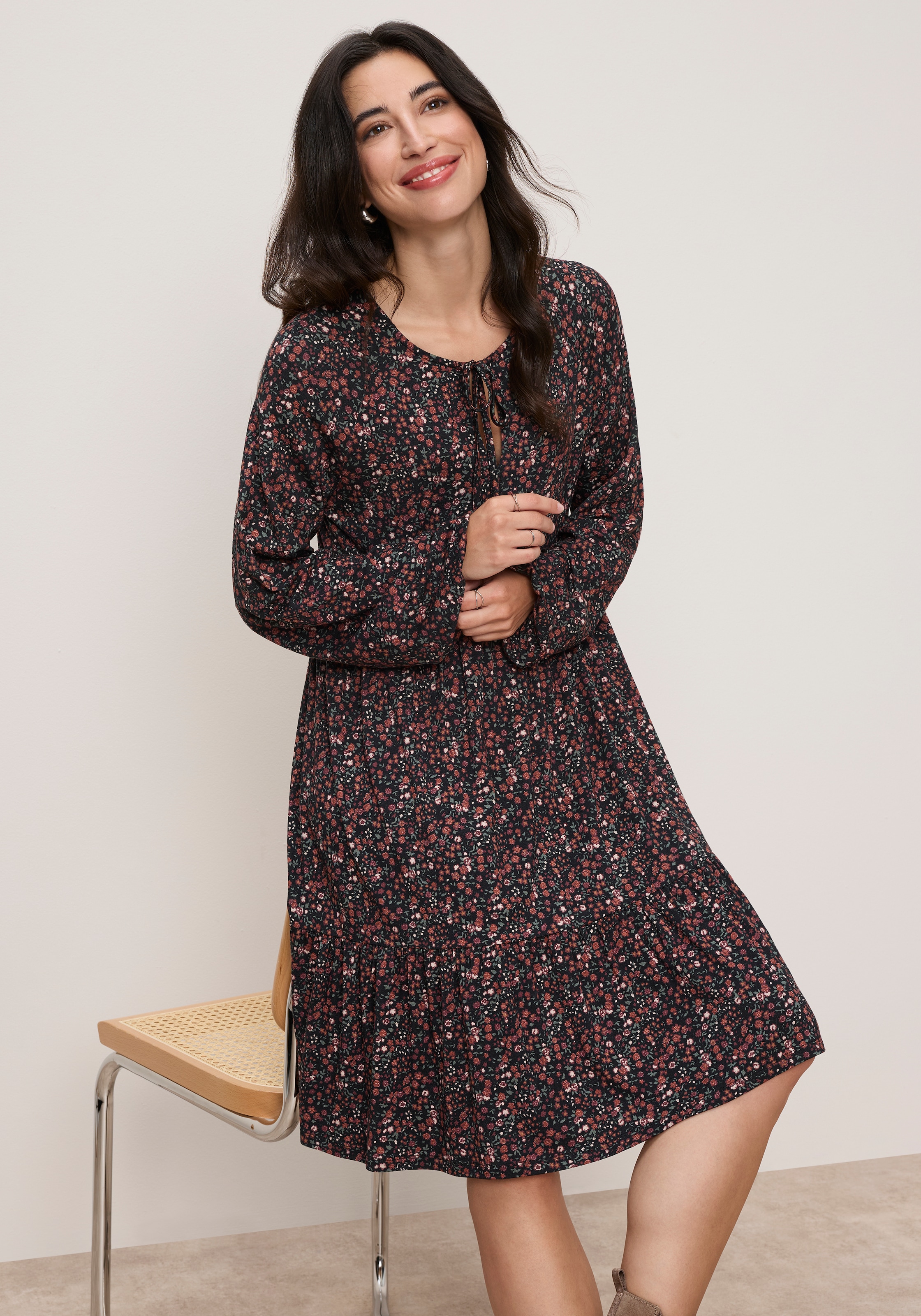 Tamaris Jerseykleid »mit figurbetonter Passform, Mini-Länge, geblümte Optik« mit modernen Schleifen-Details