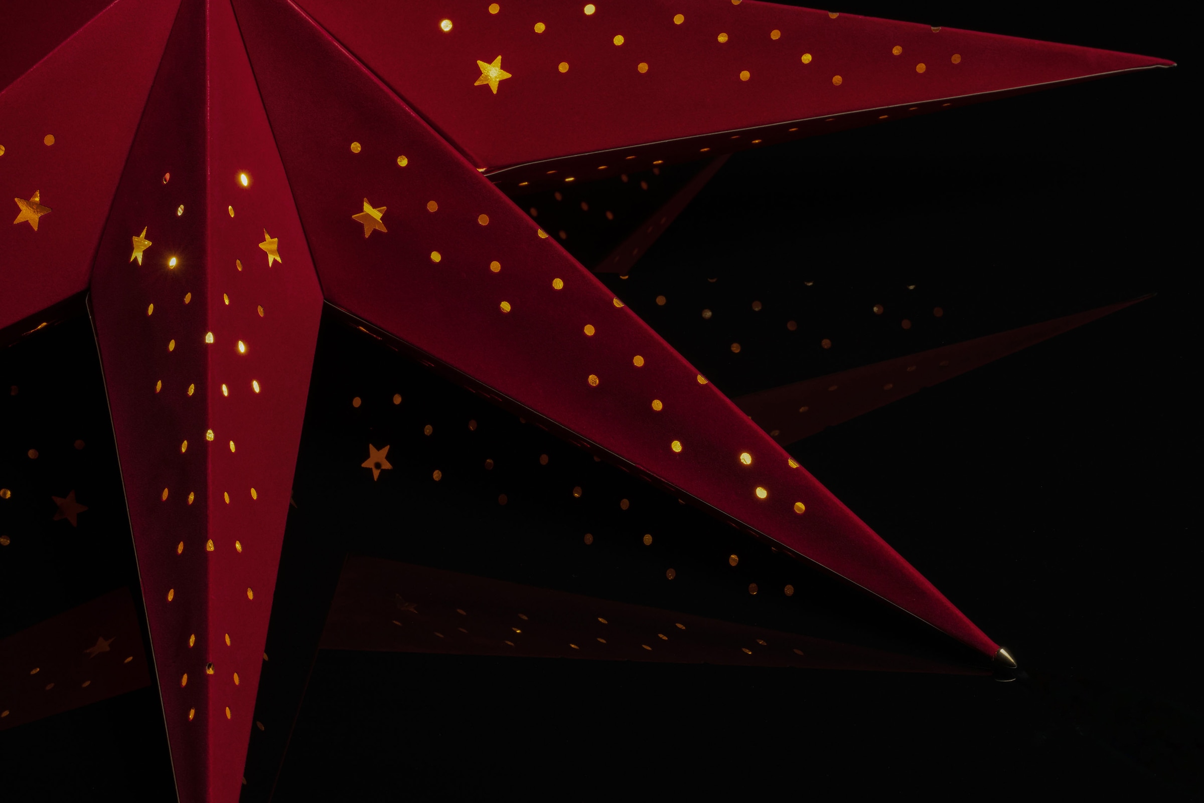 KONSTSMIDE Dekostern »Weihnachtsstern, Weihnachtsdeko rot«, (1 St.), Papierstern, LED Stern mit rotem Samt, perforiert, 7 Zacken