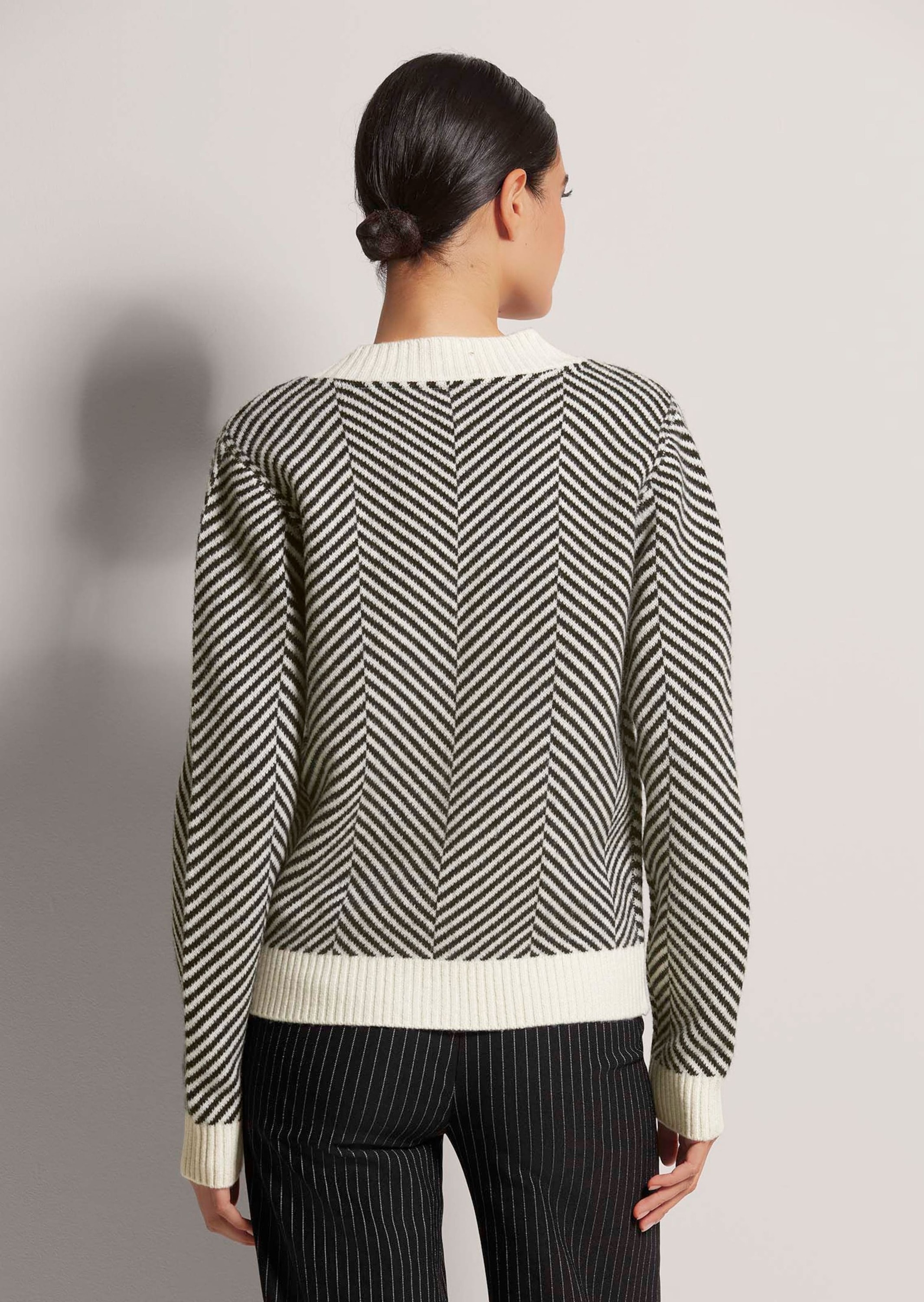 MADELEINE Strickjacke »Strickjacke Cardigan aus Schurwolle mit V-Ausschnitt«